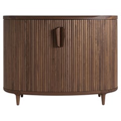 Überarbeitetes Amberley High - Buffet/ Anrichte/ Sideboard aus massivem Nussbaum