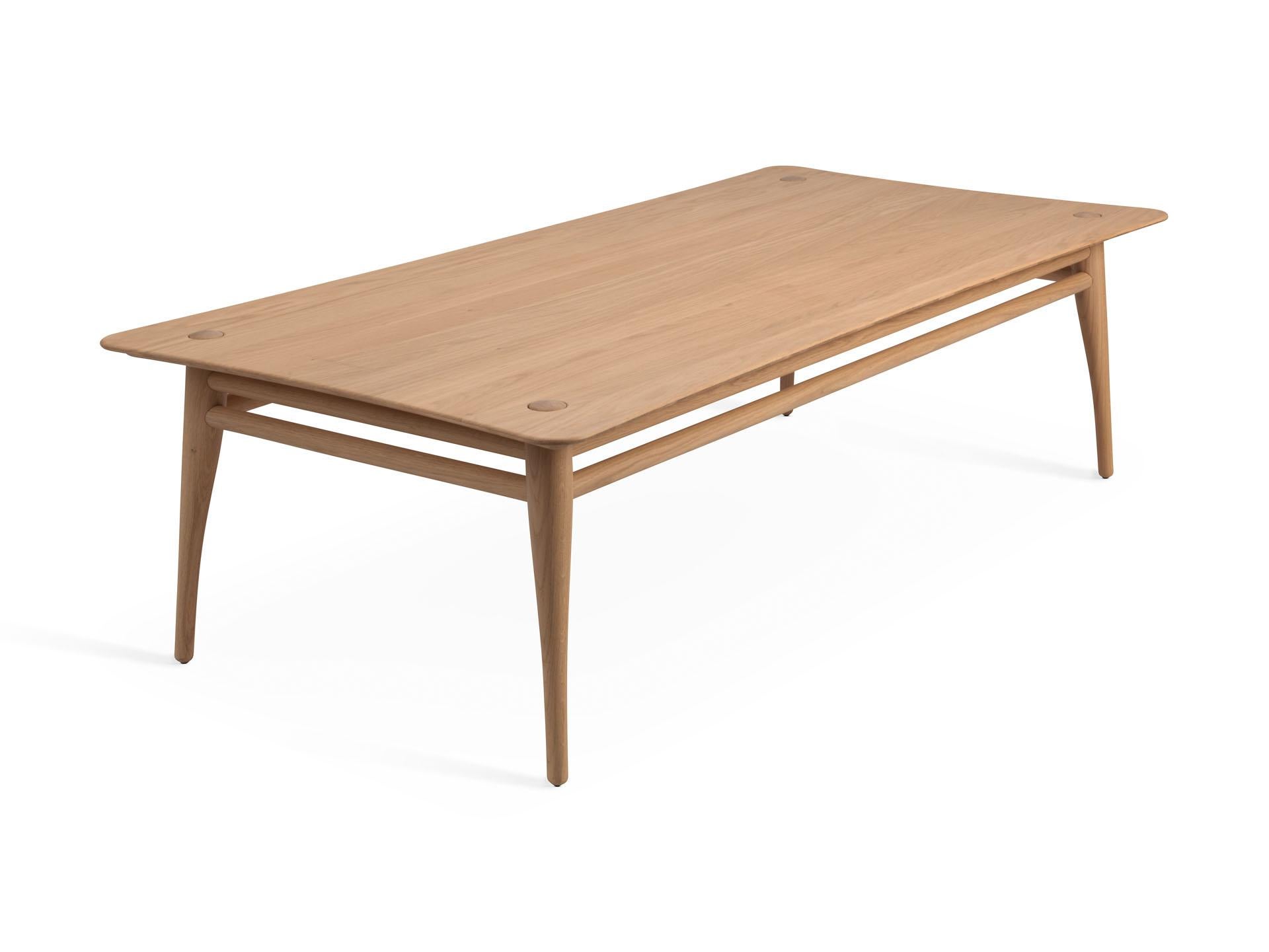 Chilgrove est une série de tables basses fabriquées à partir d'un cadre et d'un plateau en bois massif légèrement incurvé. Le cadre en bois situé sous la surface comporte quatre pieds de forme organique qui dépassent élégamment de la surface de la