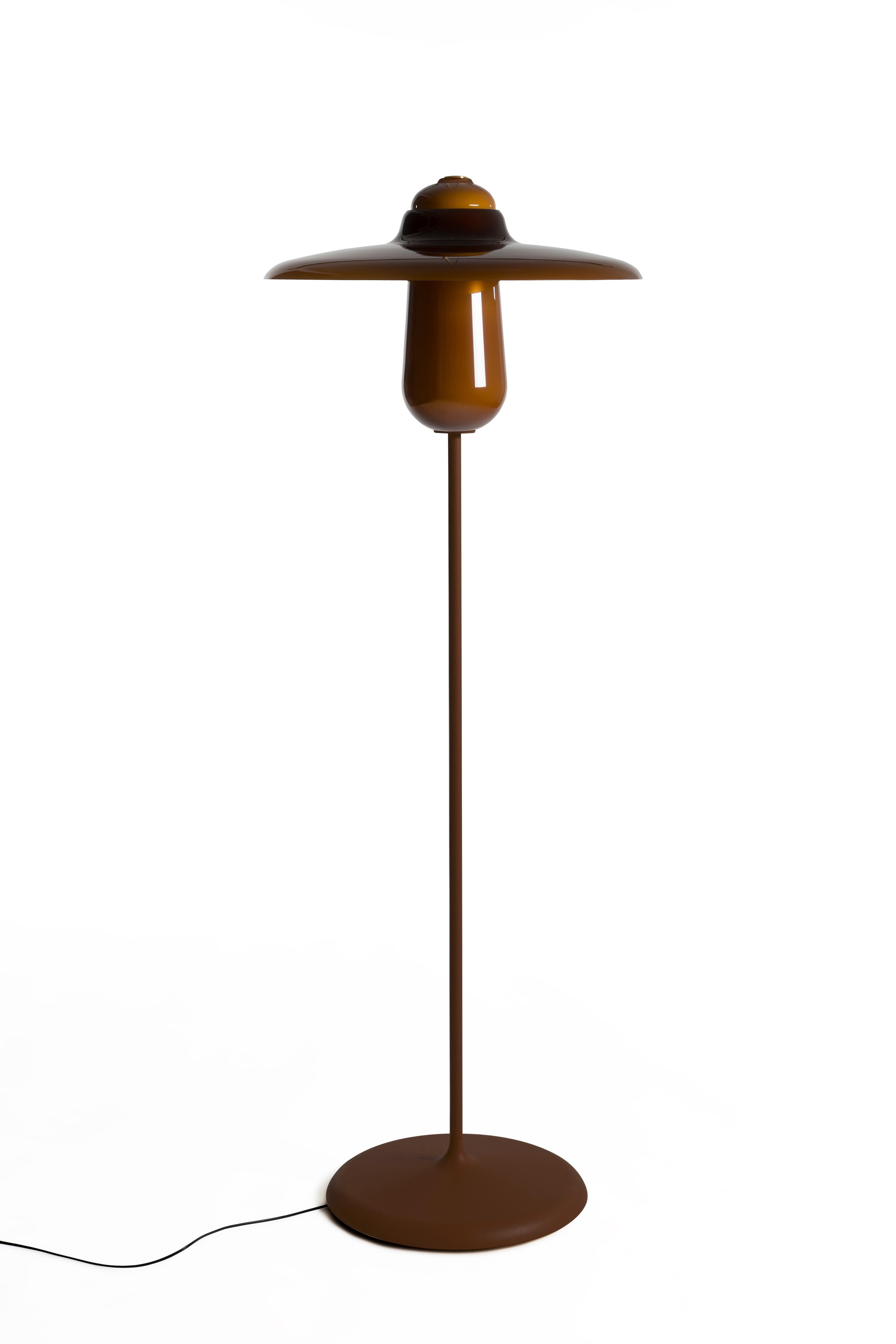 Plancher révisé d'Ovington
Le lampadaire Ovington est un complément élégant à tout intérieur. Le lampadaire Ovington dégage un rayonnement et une chaleur accueillants, qu'il soit allumé ou éteint. Le lampadaire Ovington est fabriqué en verre italien