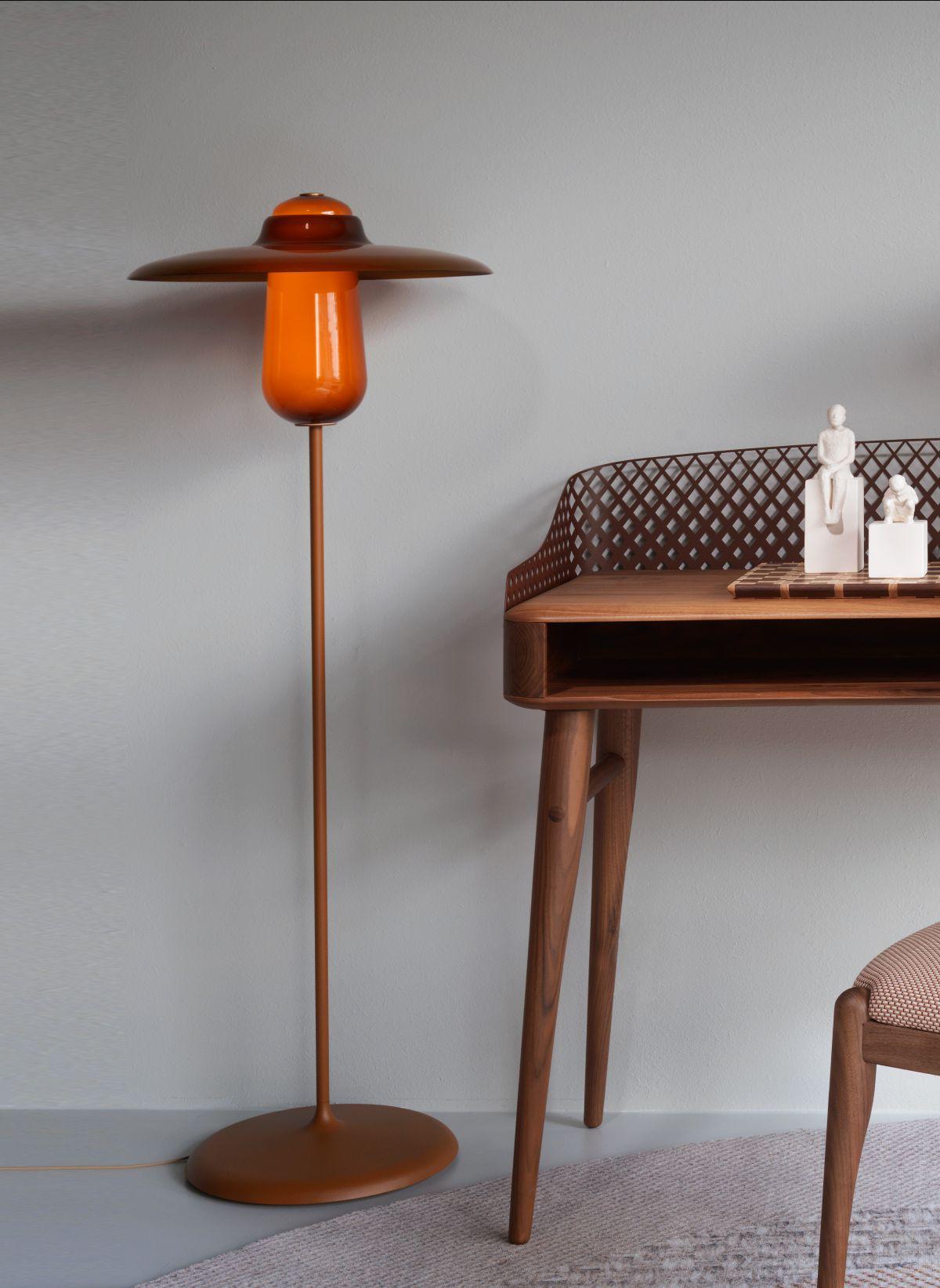 Dutch Revised Ovington Floor – floor lamp tobacco 130cm For Sale