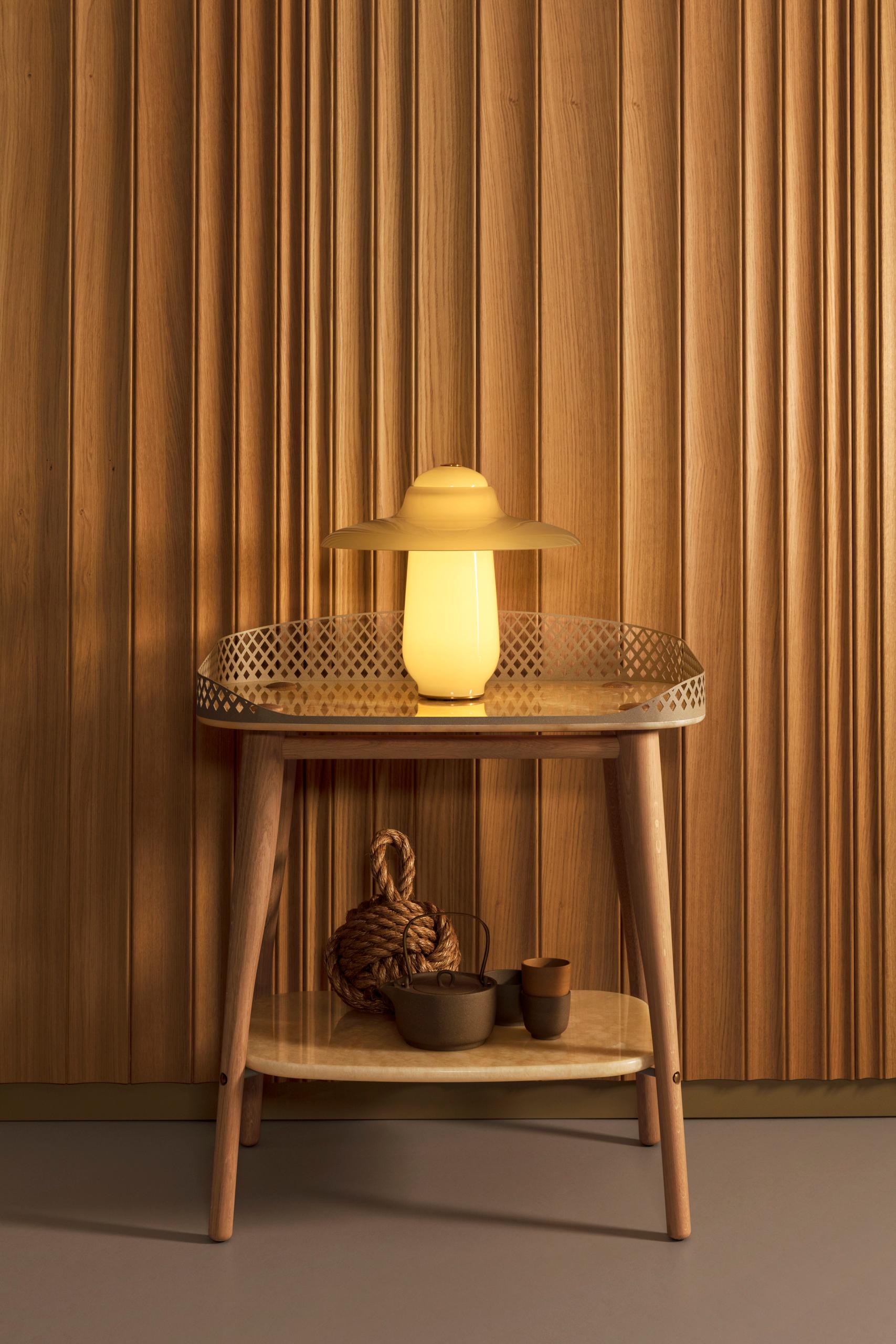 Scandinavian Modern Revised Ovington Table – table lamp honey For Sale
