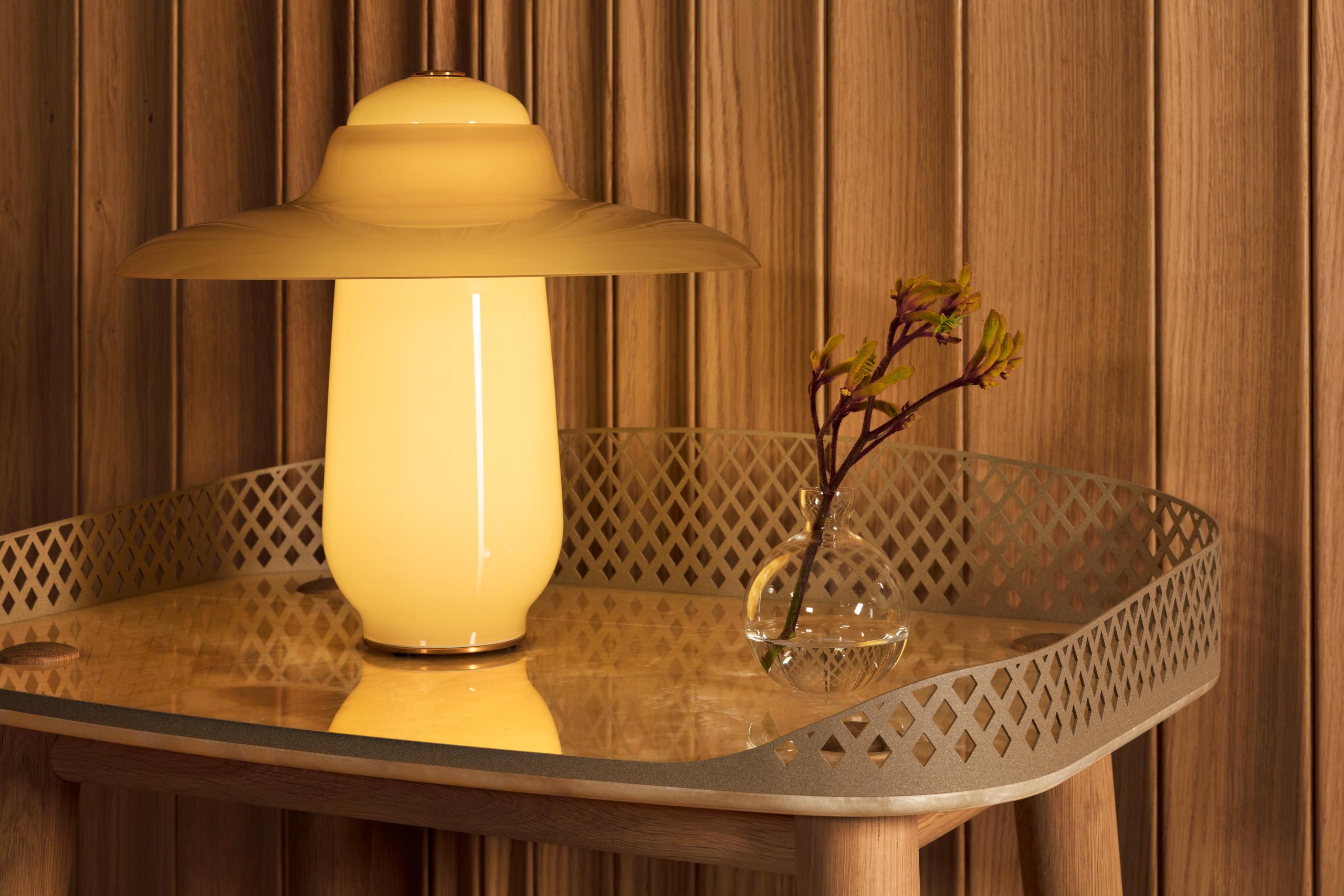 Néerlandais Table Ovington révisée - lampe de table miel en vente