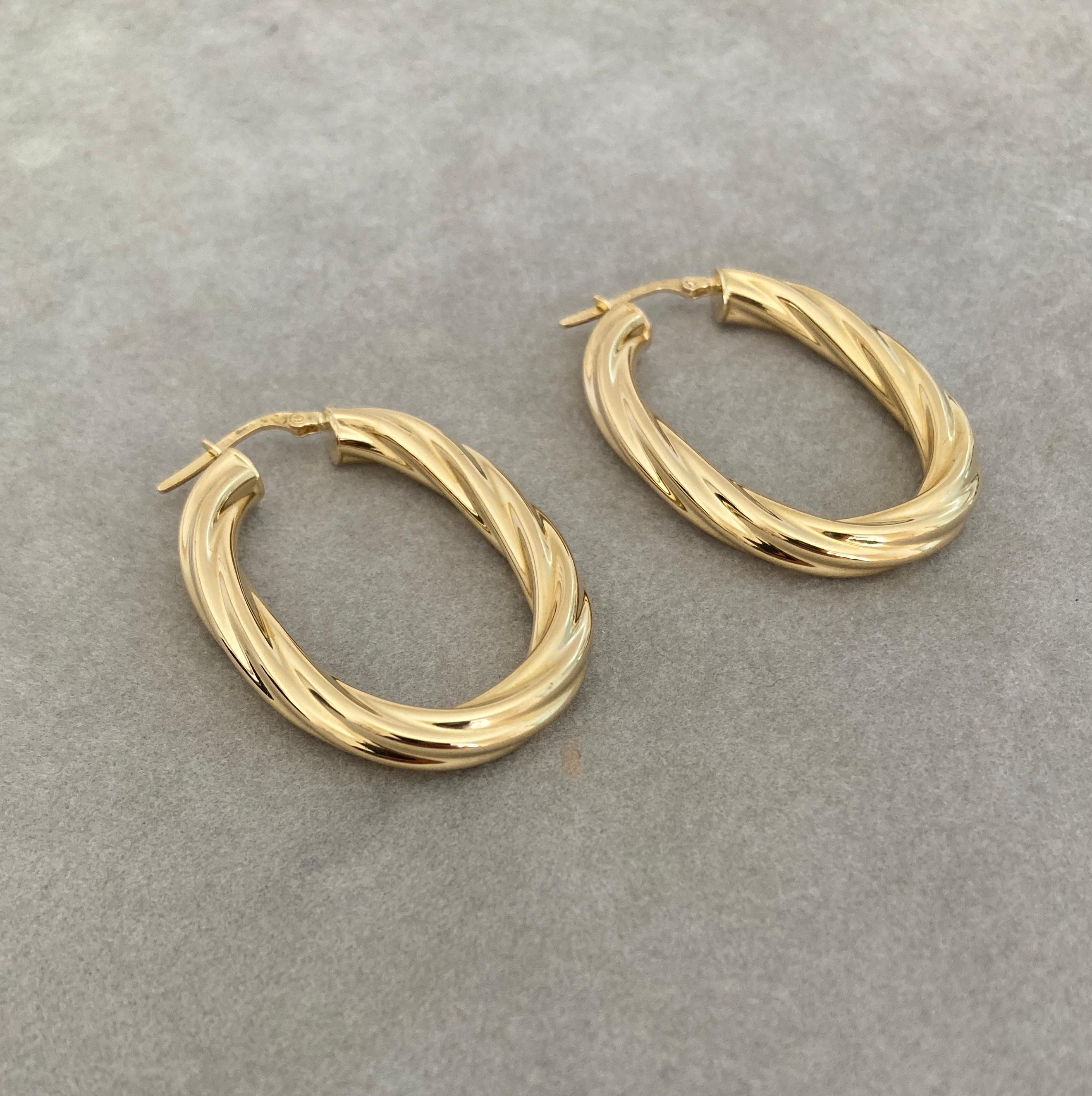 Revival 18K Yellow Gold Hoops Earrings circa 1980 For Sale 6