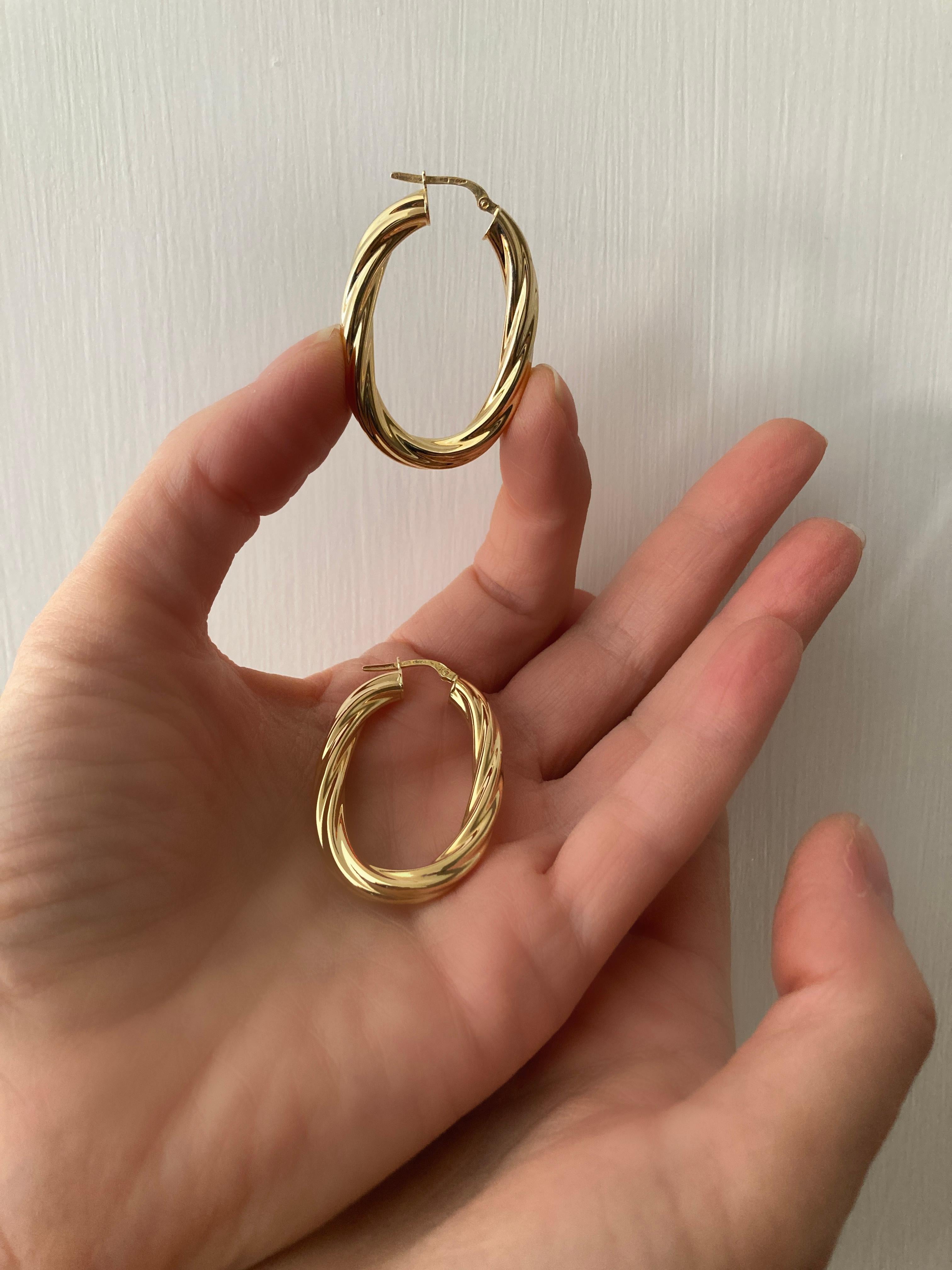 Revival 18K Yellow Gold Hoops Earrings circa 1980 In New Condition For Sale In Rome, IT
