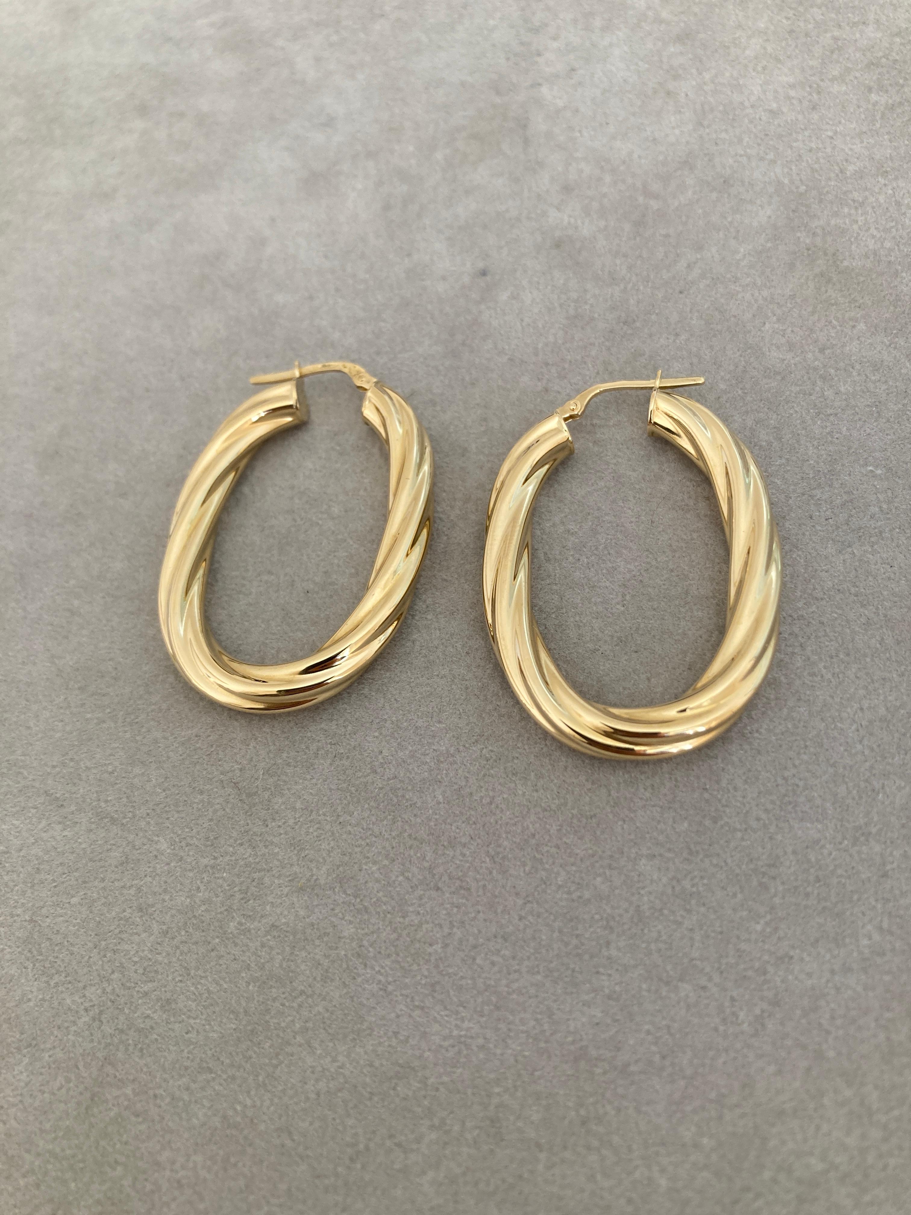 Women's or Men's Revival 18K Yellow Gold Hoops Earrings circa 1980 For Sale