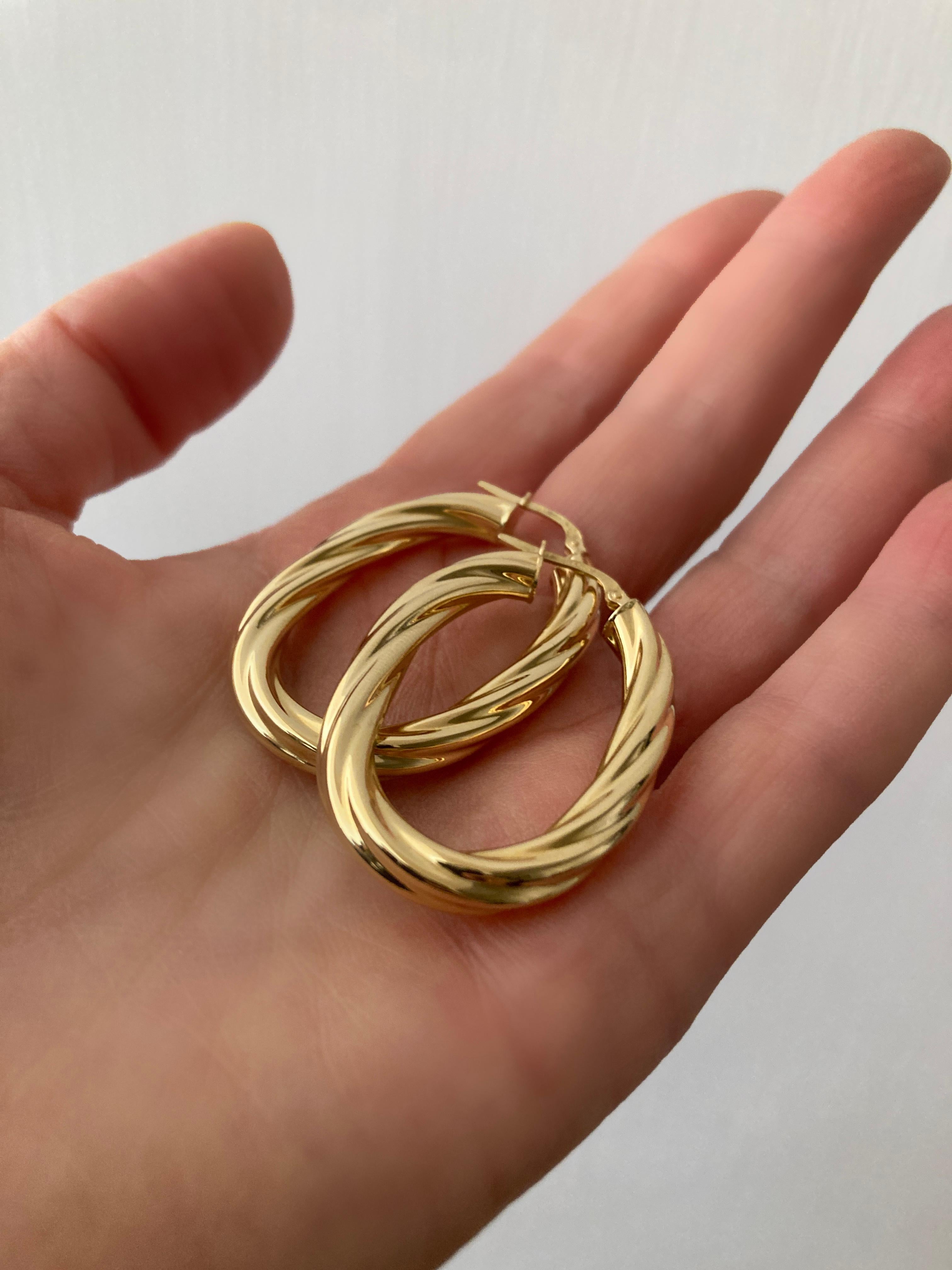 Revival 18K Yellow Gold Hoops Earrings circa 1980 For Sale 1