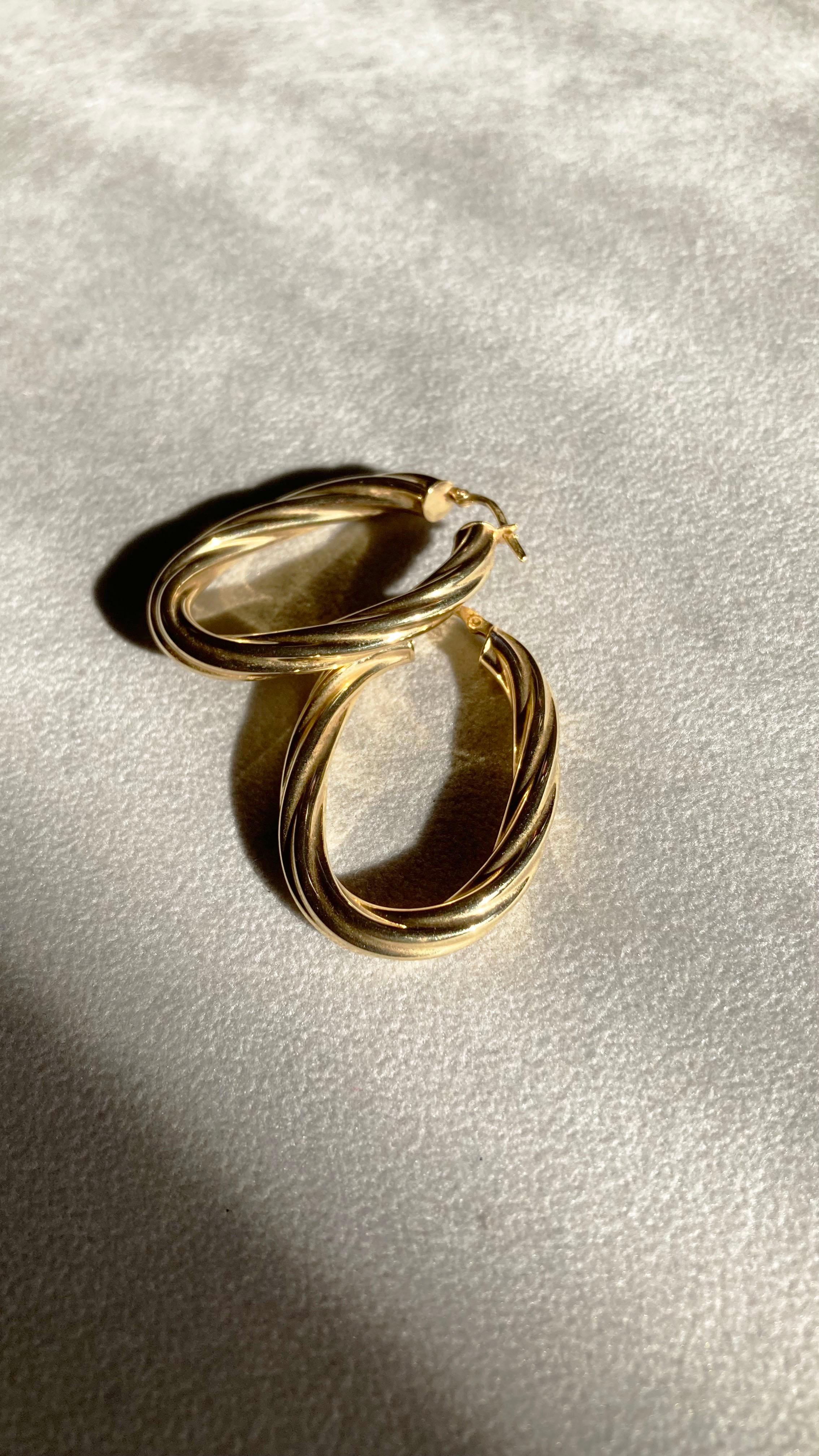 Revival 18K Yellow Gold Hoops Earrings circa 1980 For Sale 2