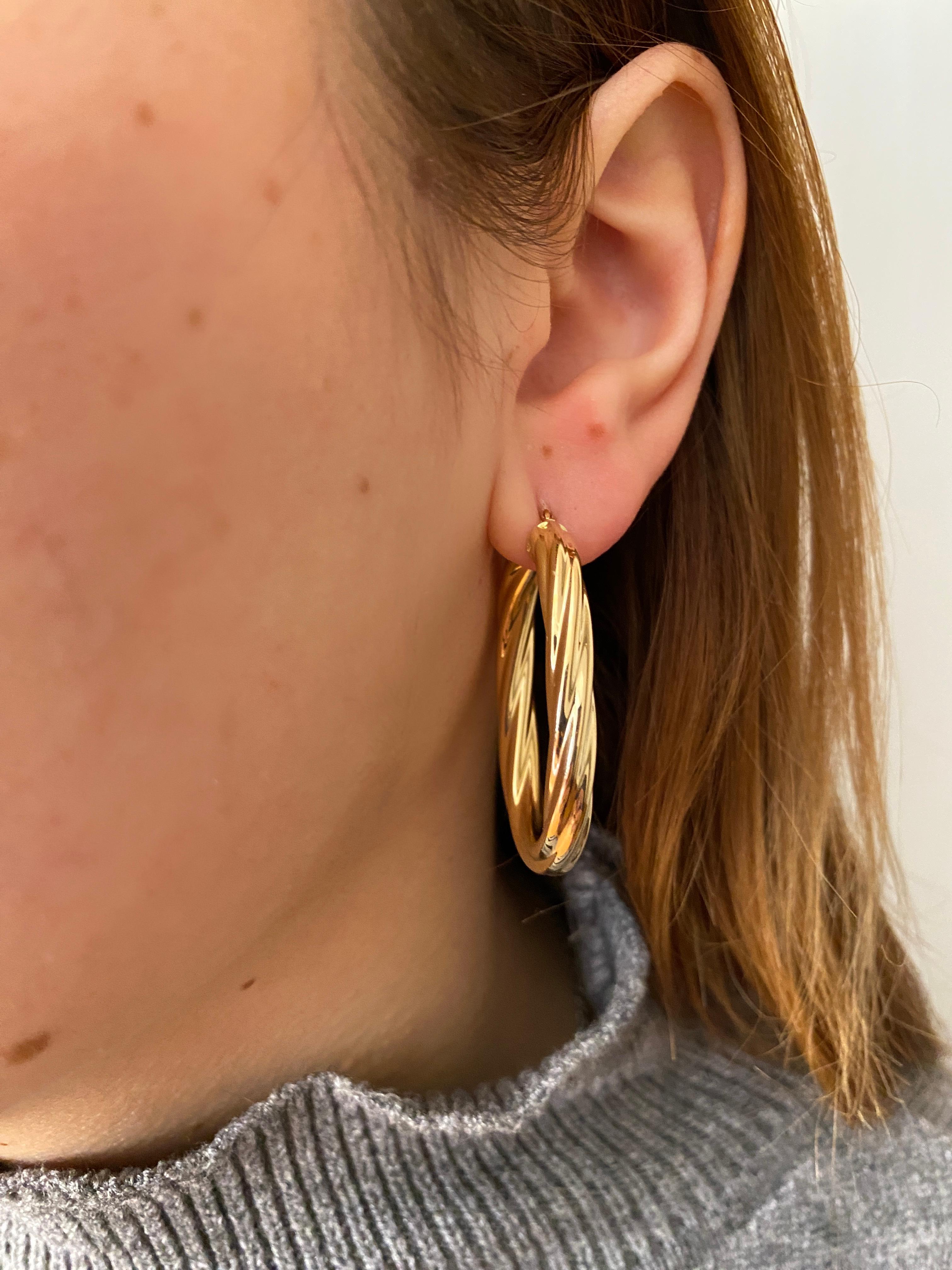 Revival 18K Yellow Gold Hoops Earrings circa 1980 For Sale 3