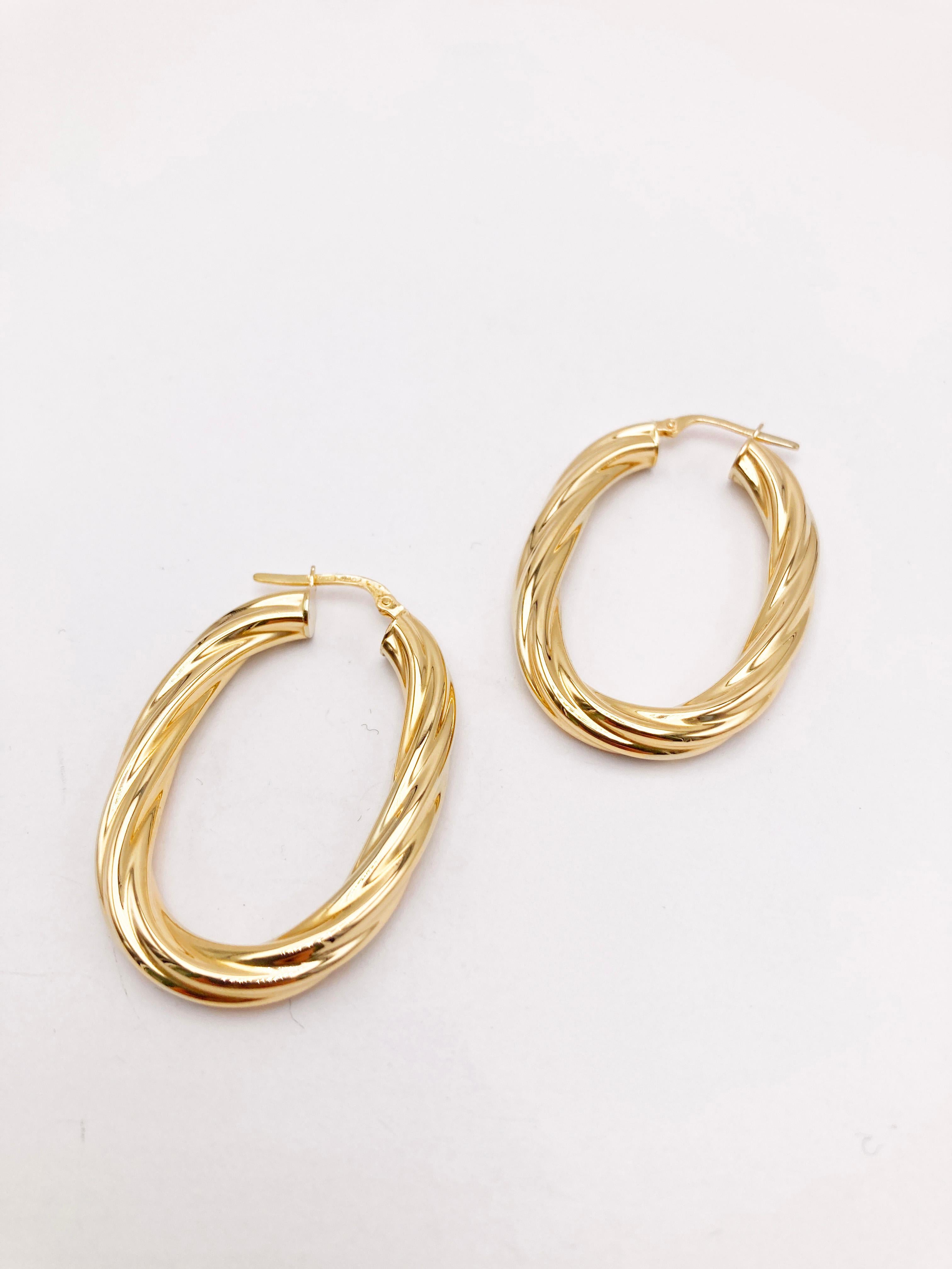 Revival 18K Yellow Gold Hoops Earrings circa 1980 For Sale 4