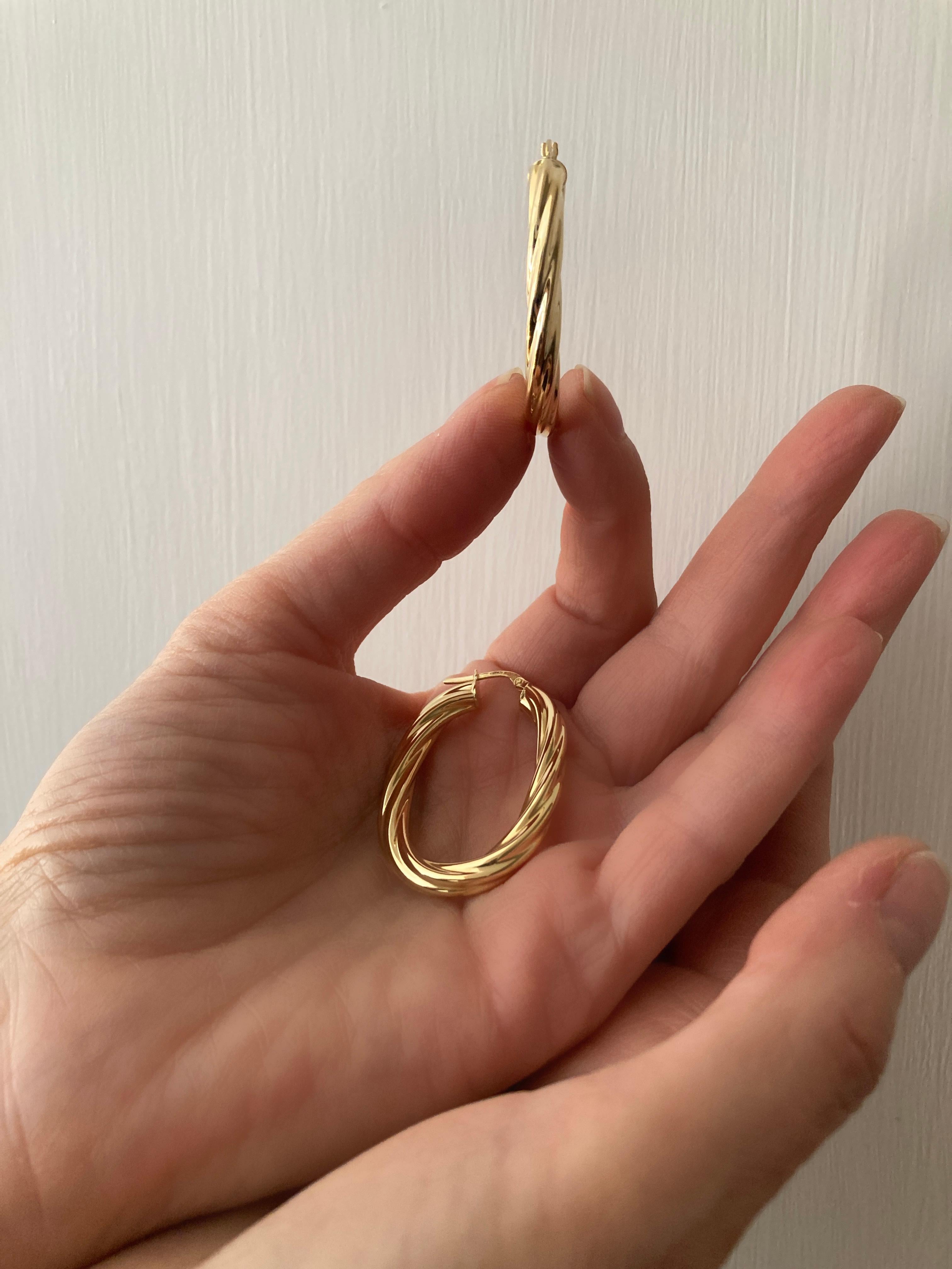 Revival 18K Yellow Gold Hoops Earrings circa 1980 For Sale 5