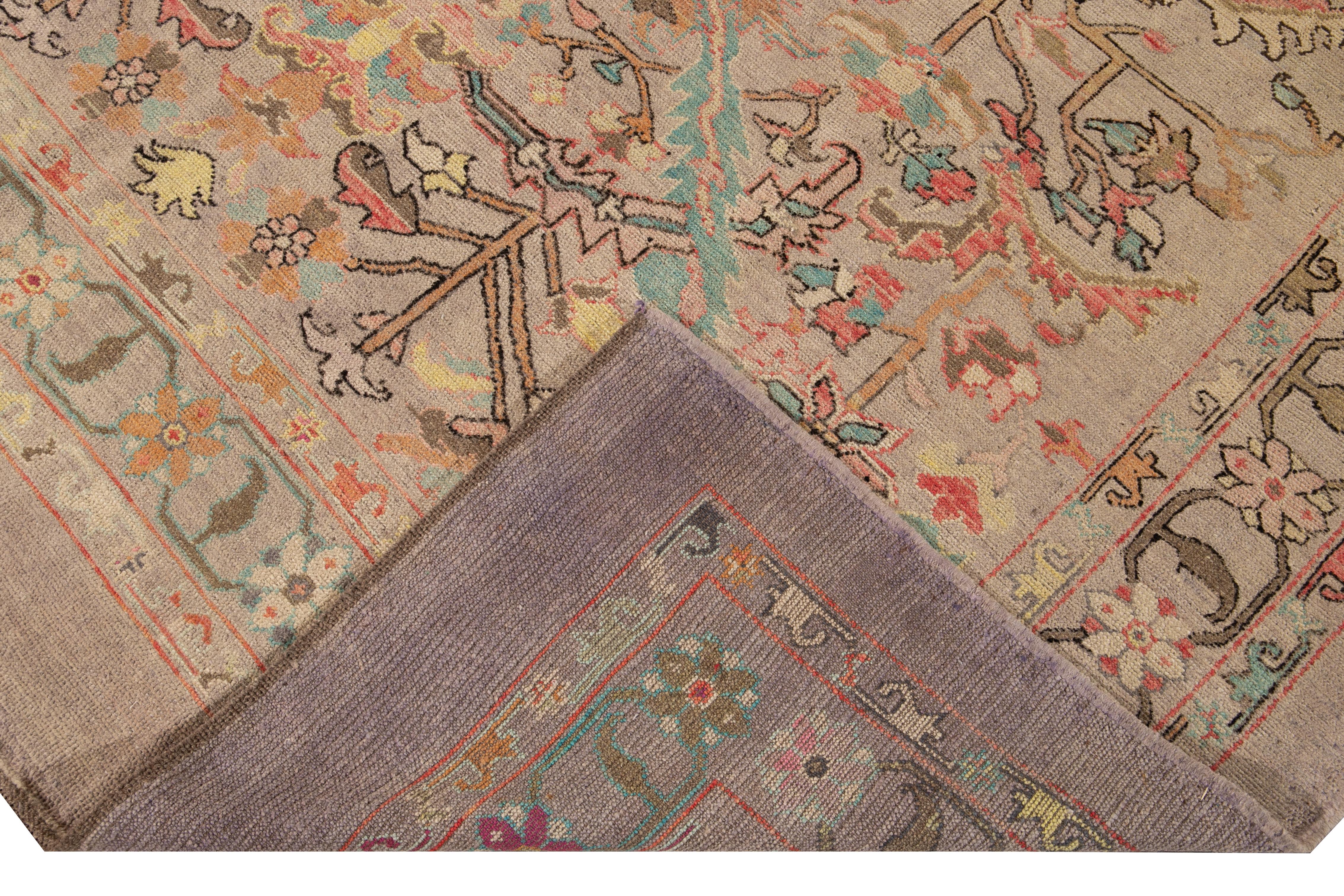 Preciosa alfombra moderna de lana anudada a mano con campo melocotón. Esta alfombra de la Colección Revival tiene brillantes detalles multicolores sobre un precioso diseño geométrico floral.

Esta alfombra mide 7'7