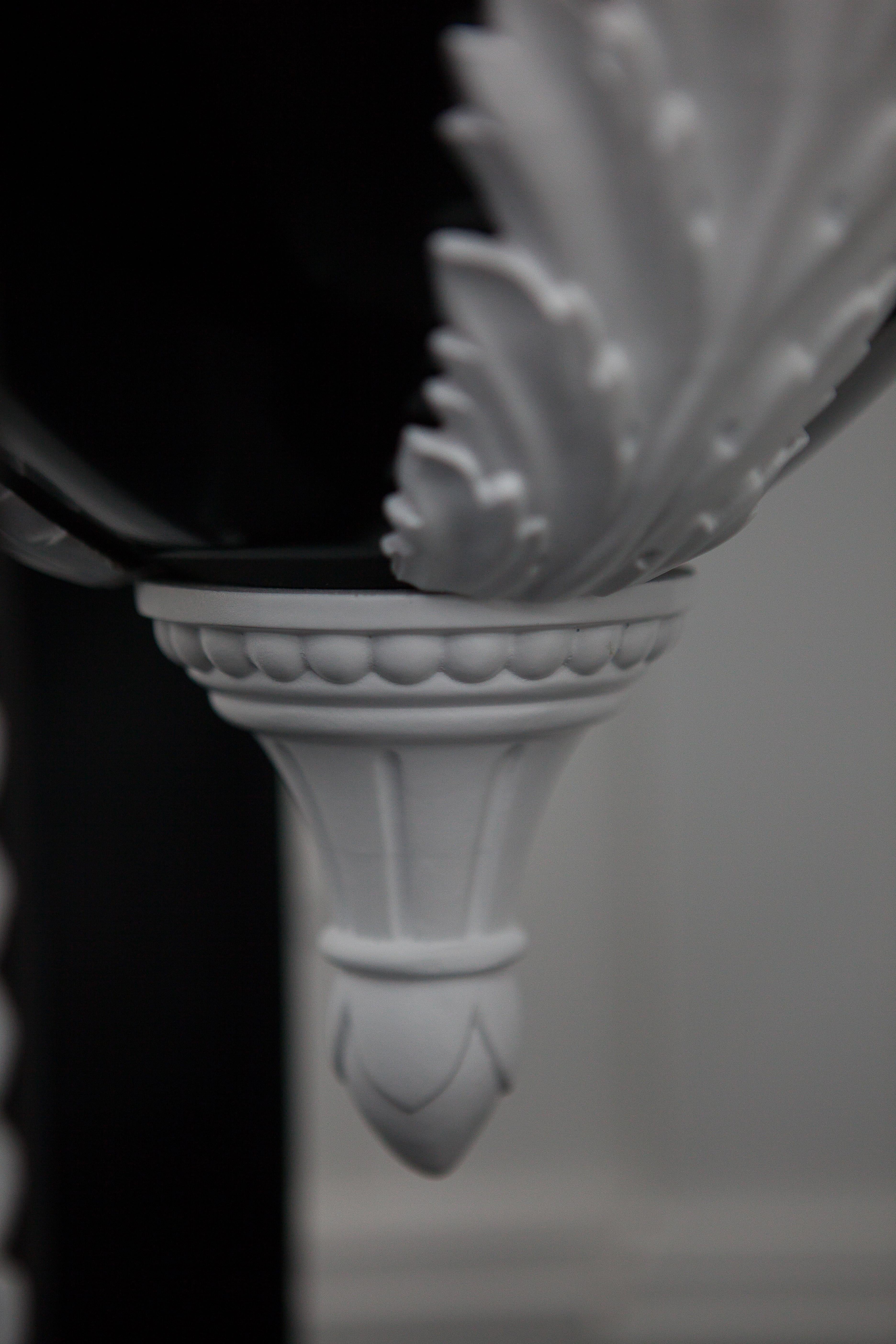 XXIe siècle et contemporain Table d'appoint en bois d'ébène avec éléments sculptés en blanc, style néoclassique en vente