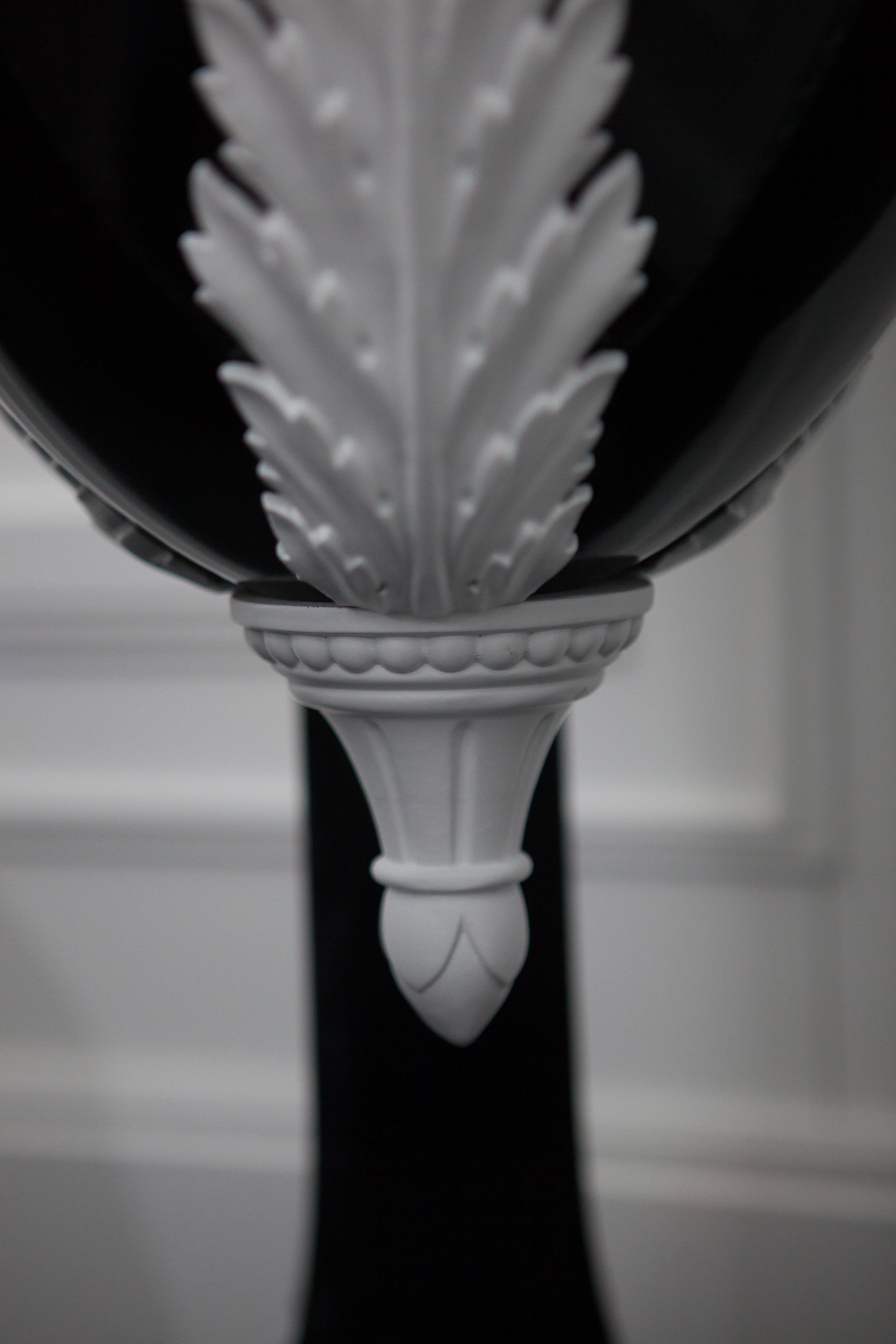 Bois Table d'appoint en bois d'ébène avec éléments sculptés en blanc, style néoclassique en vente