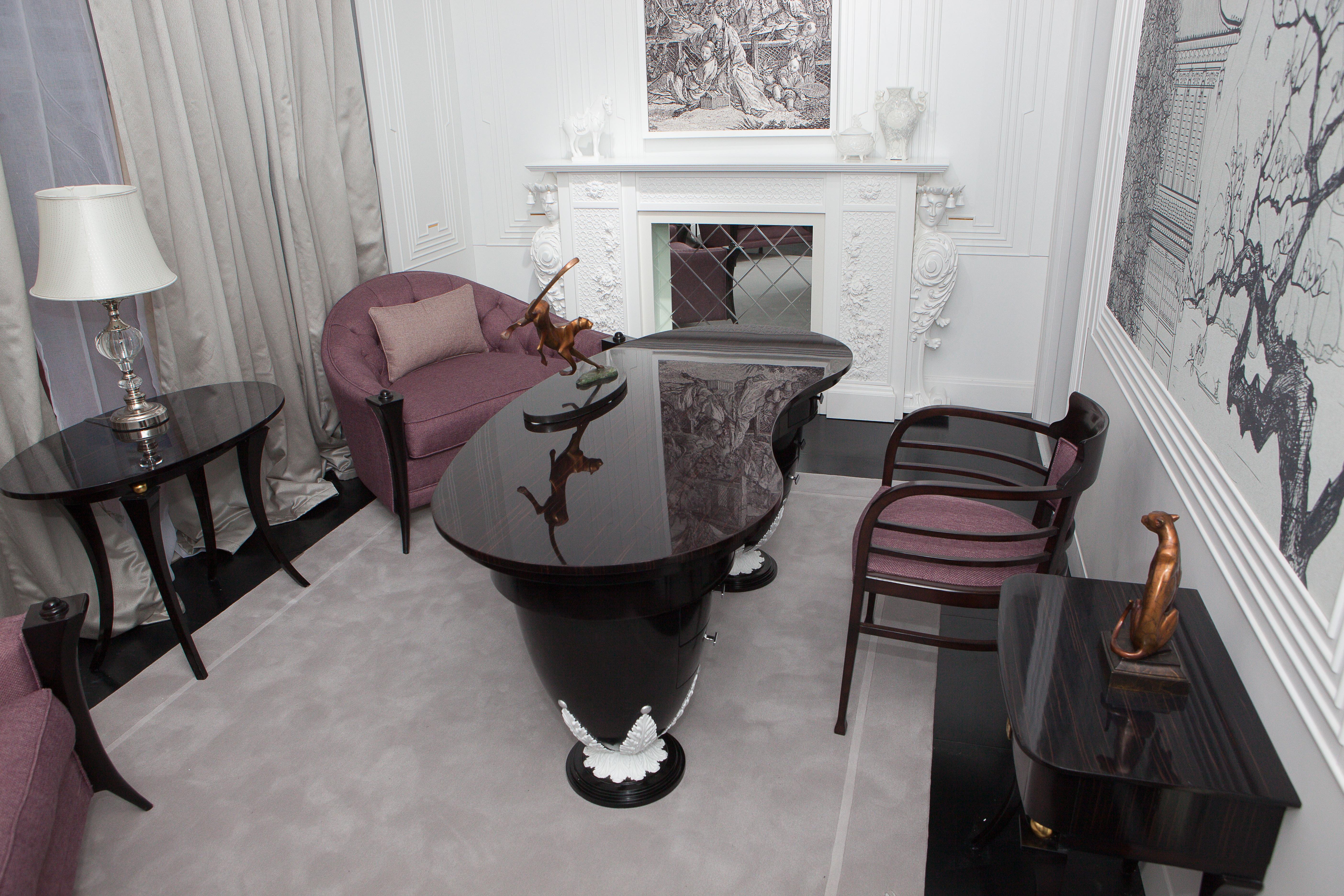 Table à écrire de style néoclassique en ébène et finition blanc neige
Voici notre superbe bureau d'écriture de la nouvelle collection moderne de meubles d'art. Fabriqué avec le bois d'ébène le plus fin et fini dans une neige blanche élégante, ce
