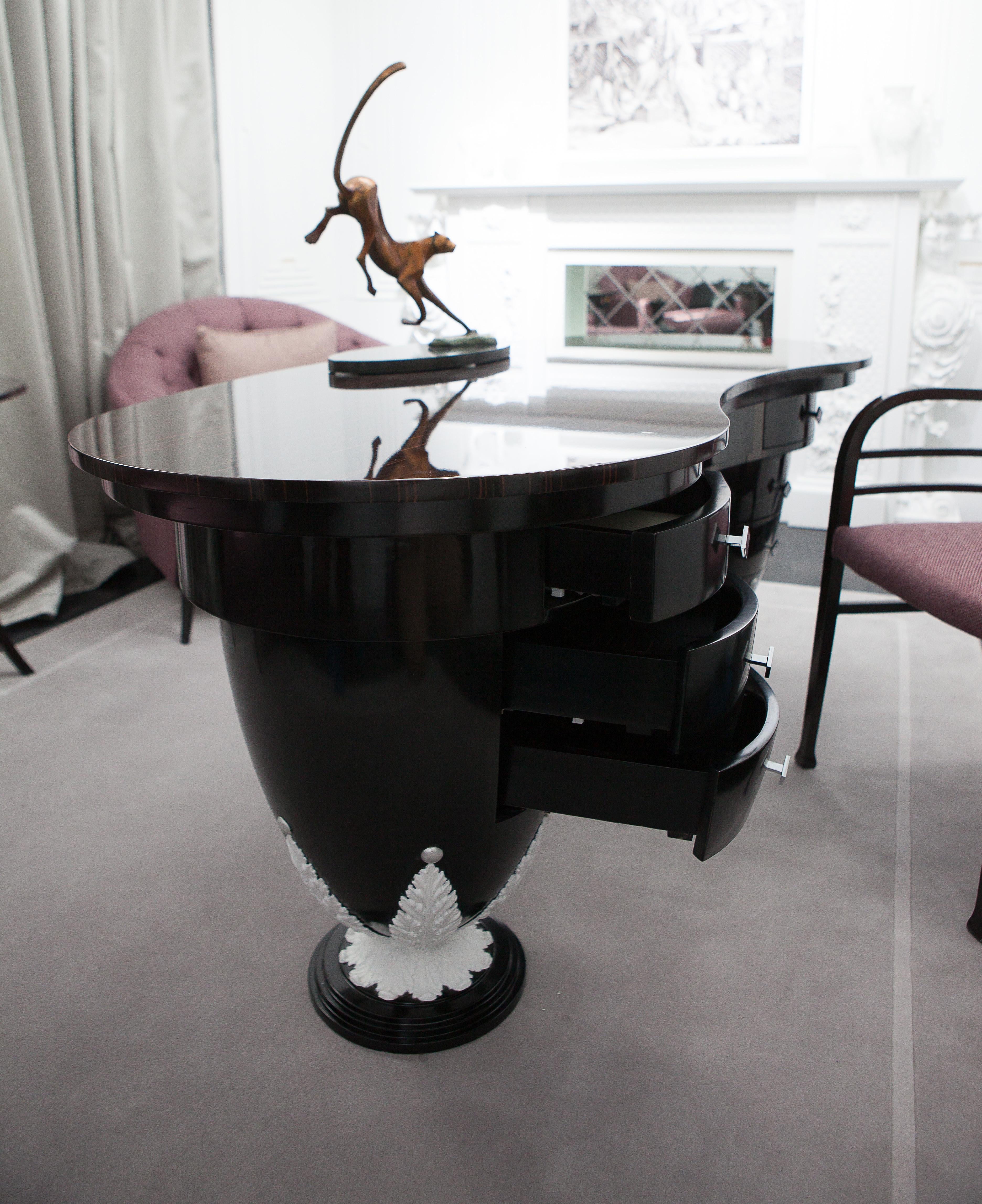 Néo-classique Table à écrire de style néoclassique en ébène et finition blanc neige en vente
