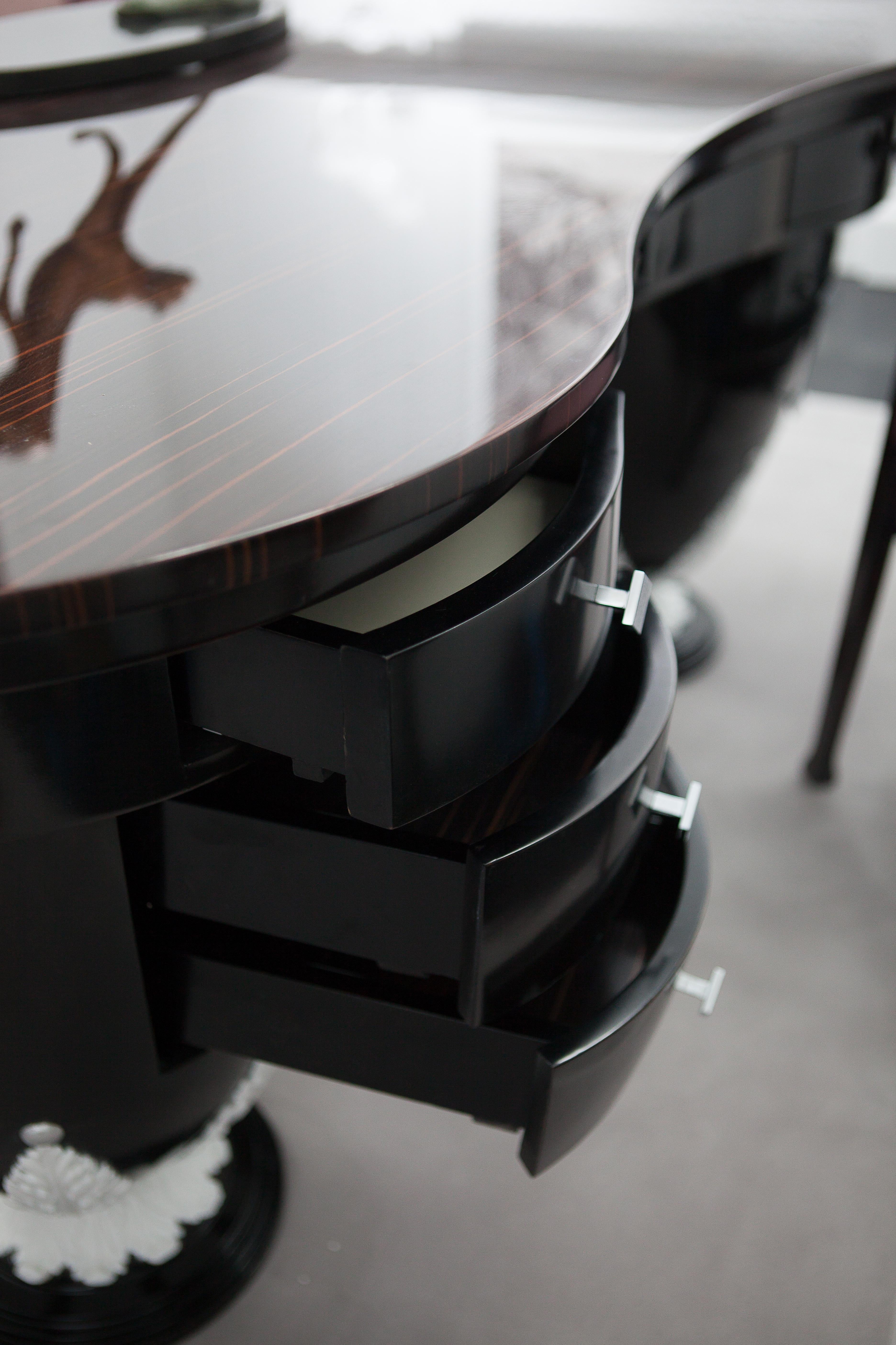 Hong Kong Table à écrire de style néoclassique en ébène et finition blanc neige en vente
