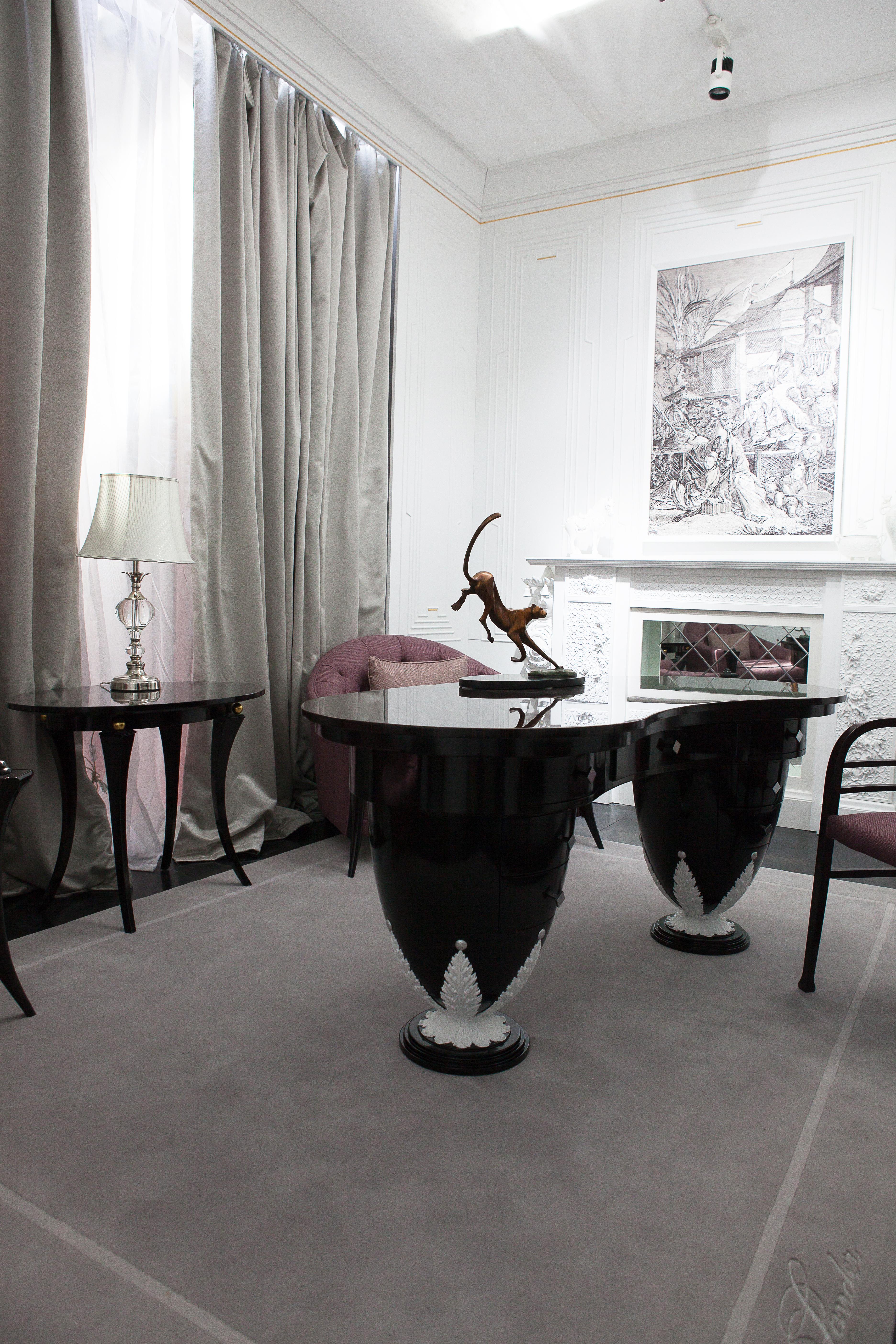 XXIe siècle et contemporain Table à écrire de style néoclassique en ébène et finition blanc neige en vente