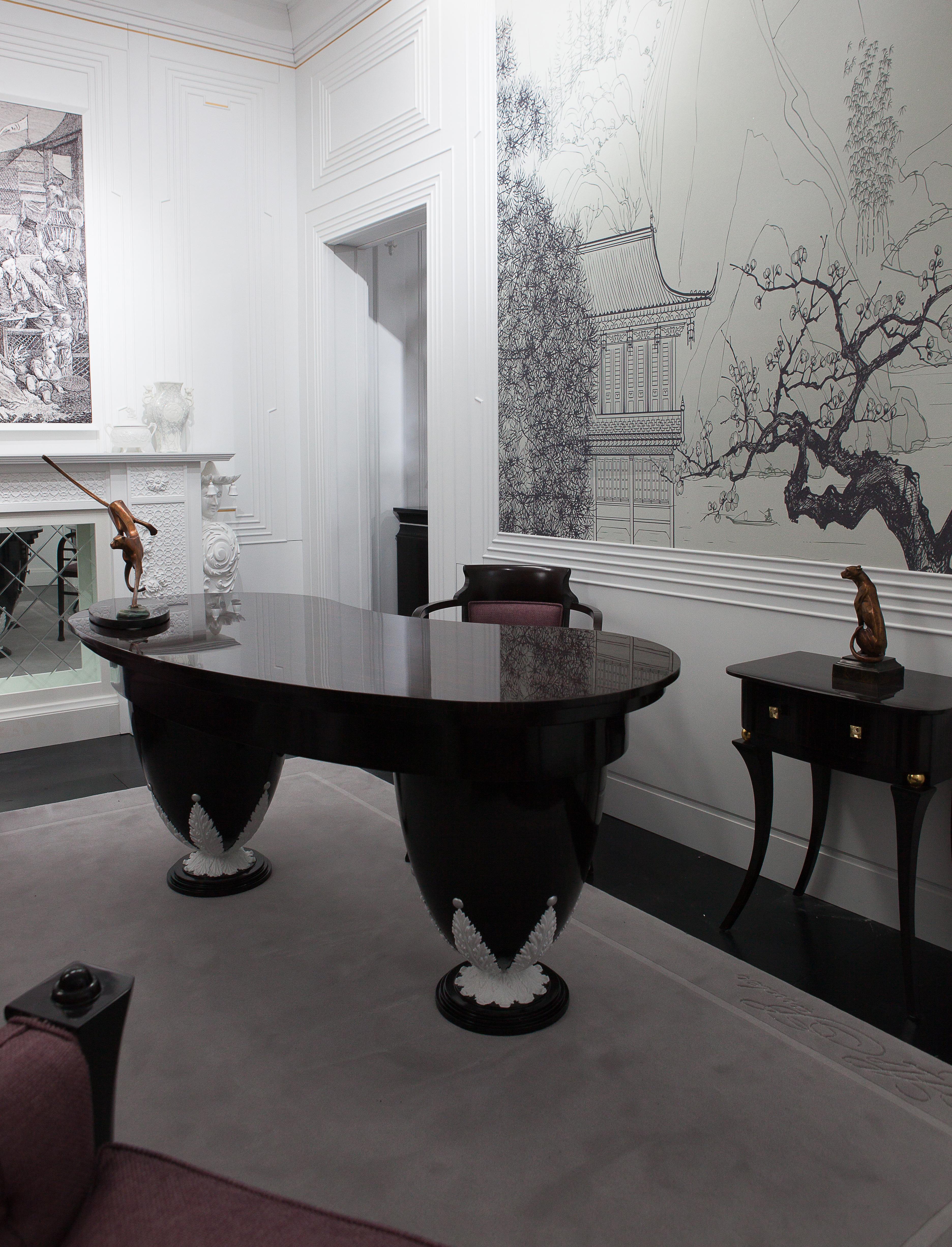 Cuir Table à écrire de style néoclassique en ébène et finition blanc neige en vente