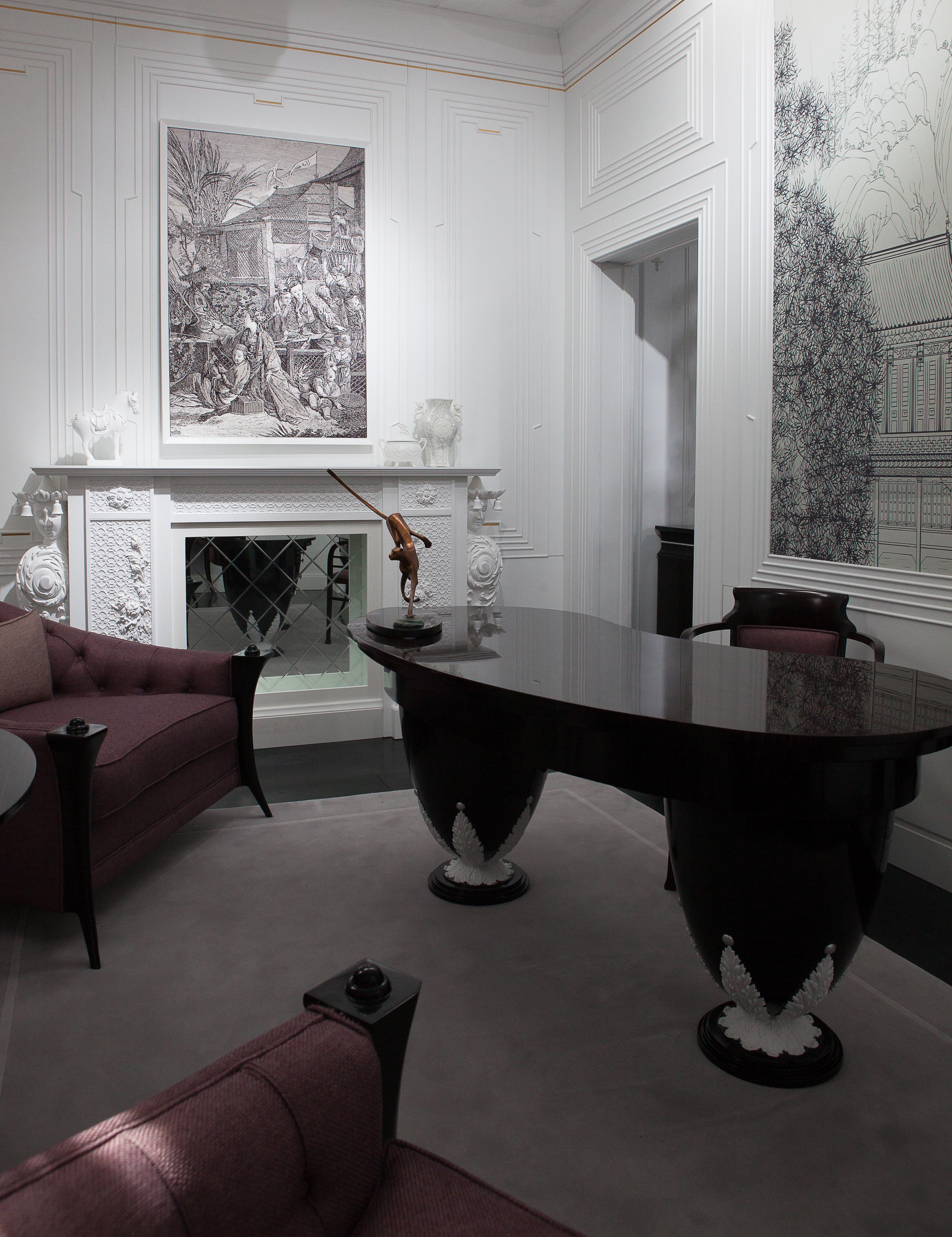 Table à écrire de style néoclassique en ébène et finition blanc neige en vente 1