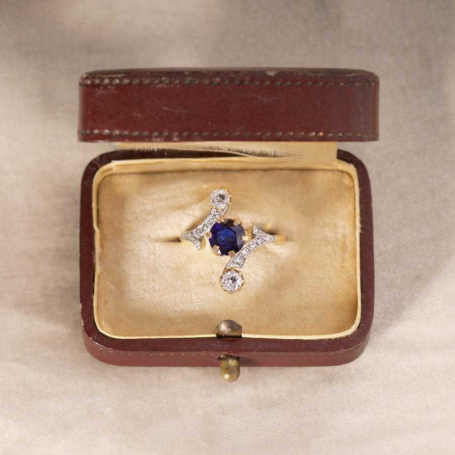 Old European Cut Belle Epoque 1.36 Ct. Natural Unheated Sapphire Ring in 18k Yellow Gold For Sale