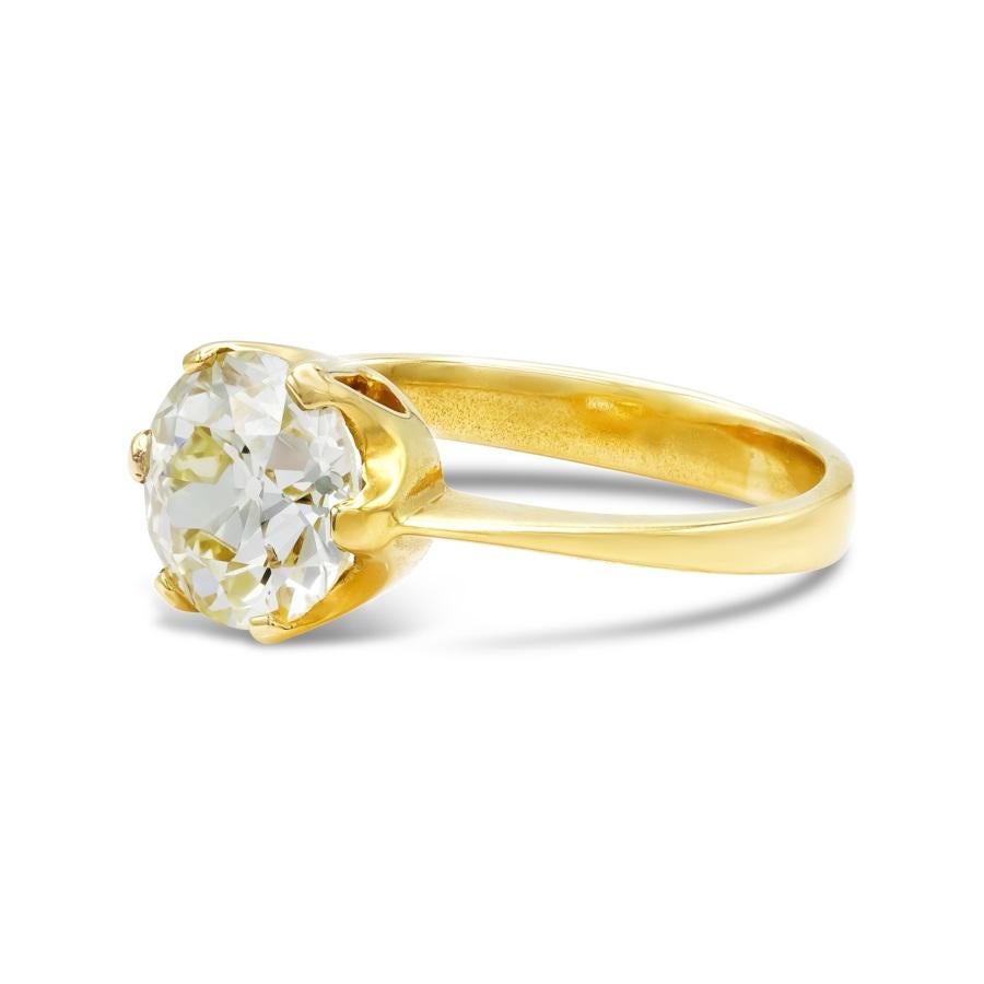 Ein unwiderstehlicher alter europäischer Diamant mit GIA-Gütezeichen ist in diesem zeitlosen sechszackigen Solitärring gefasst. Der klobige Stein hat eine gewisse Wärme und wird durch ein verjüngtes Band aus 18kt Gelbgold ergänzt. Warum wir es