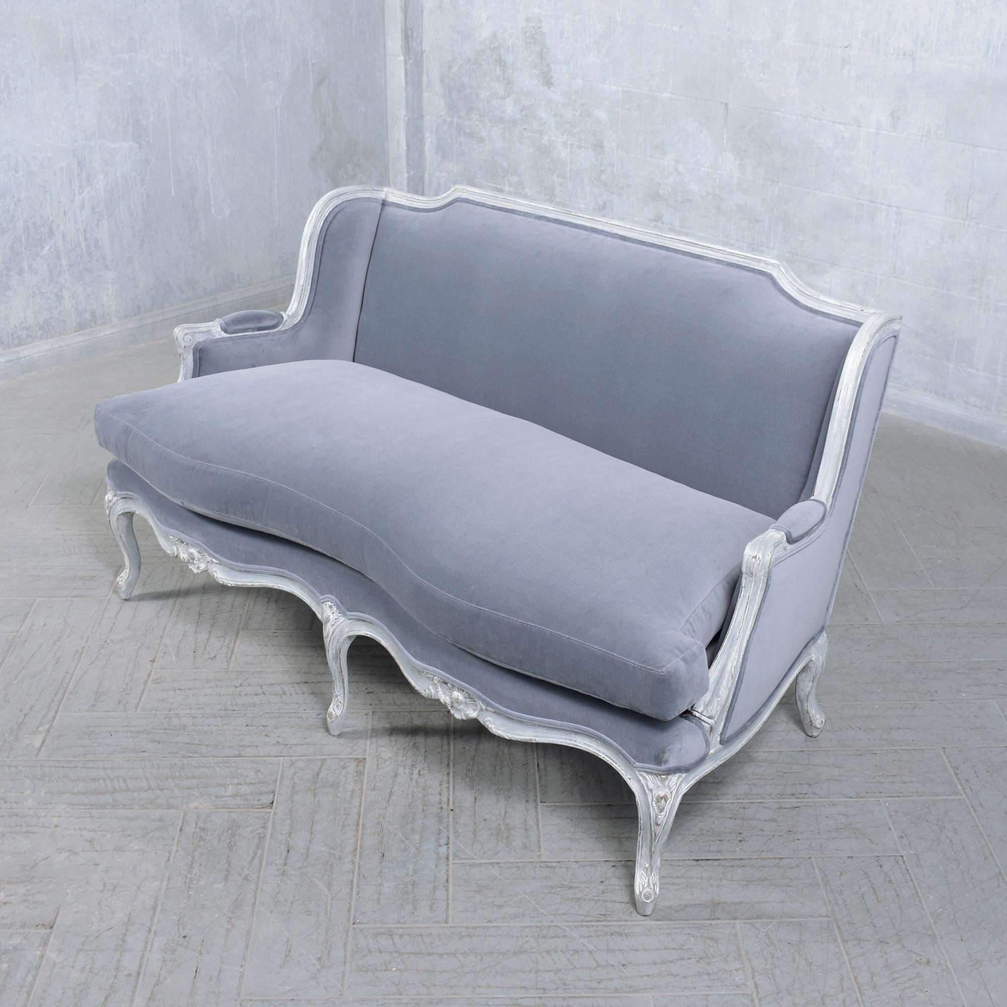 Entdecken Sie die Eleganz vergangener Zeiten mit unserem wunderschön restaurierten französischen Sessel im Stil Louis XV, einem Symbol zeitloser Anmut für das moderne Zuhause. Die aus robustem Massivholz gefertigte Liege wurde sorgfältig restauriert