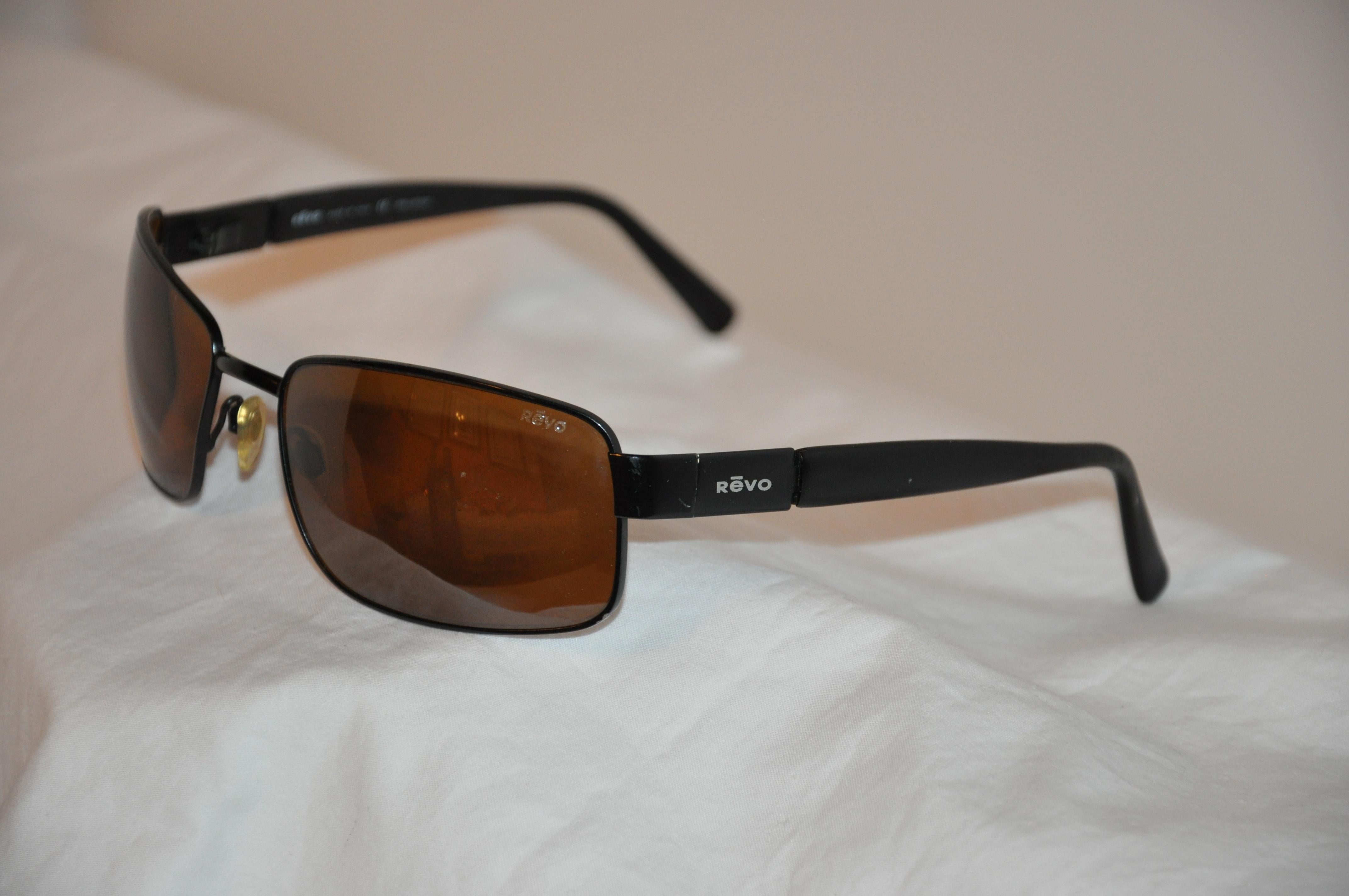 Revo Black Curved-Style Black Metal with Black Lucite Arms Sunglasses In Good Condition In New York, NY