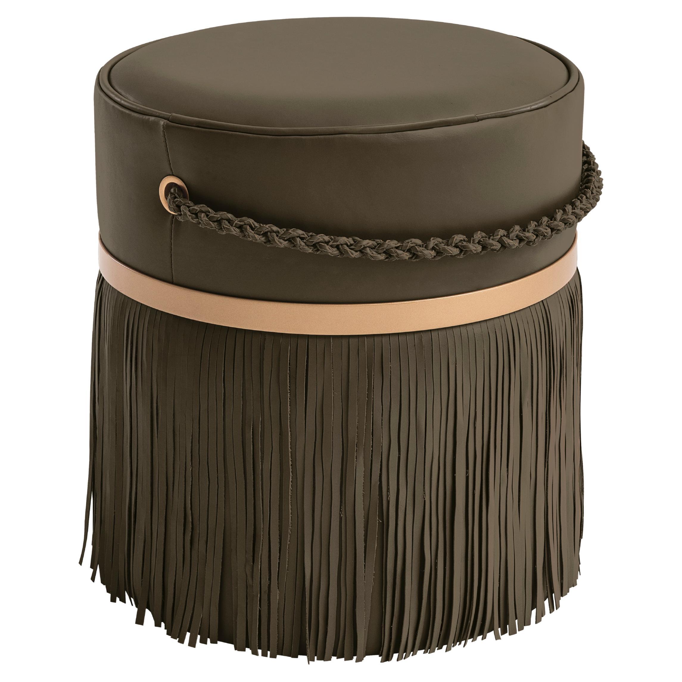 Le pouf Revoar est fabriqué en cuir véritable naturel dans les couleurs suivantes : perle, marron, noir et rose pâle.
Le pouf Revoar est doté de franges et de poignées en chaîne réalisées avec des fils de cuir tressés à la main par nos artisans. 
Il