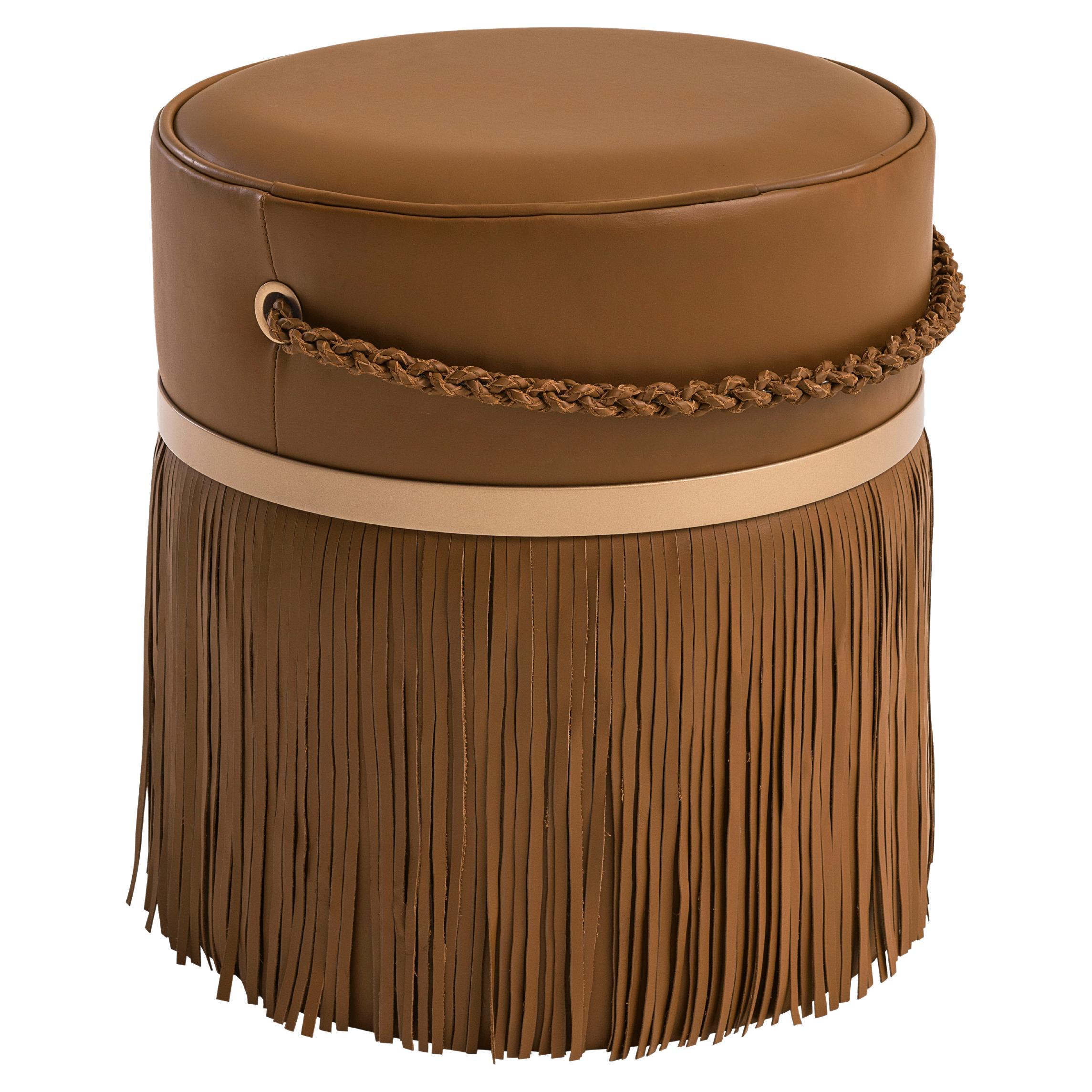 Pouf "Revoar" à franges avec poignée en chaîne en cuir naturel et détails dorés en vente