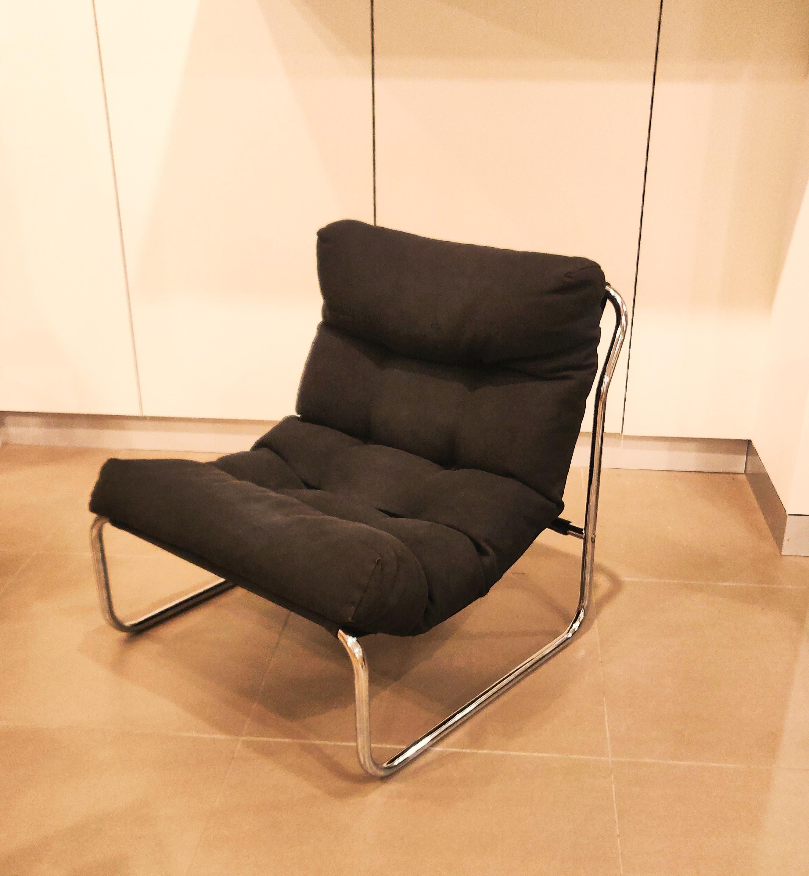 Dieser REVOLT-Stuhl wurde in den frühen 1970er Jahren von Gillis Lundgren für IKEA entworfen.
REVOLT Stuhl, Gestell aus verchromtem Stahlrohr, Rückenlehne und Sitzfläche gepolstert mit tiefem, abgestepptem Stoff. Er ist schwer zu finden und bleibt