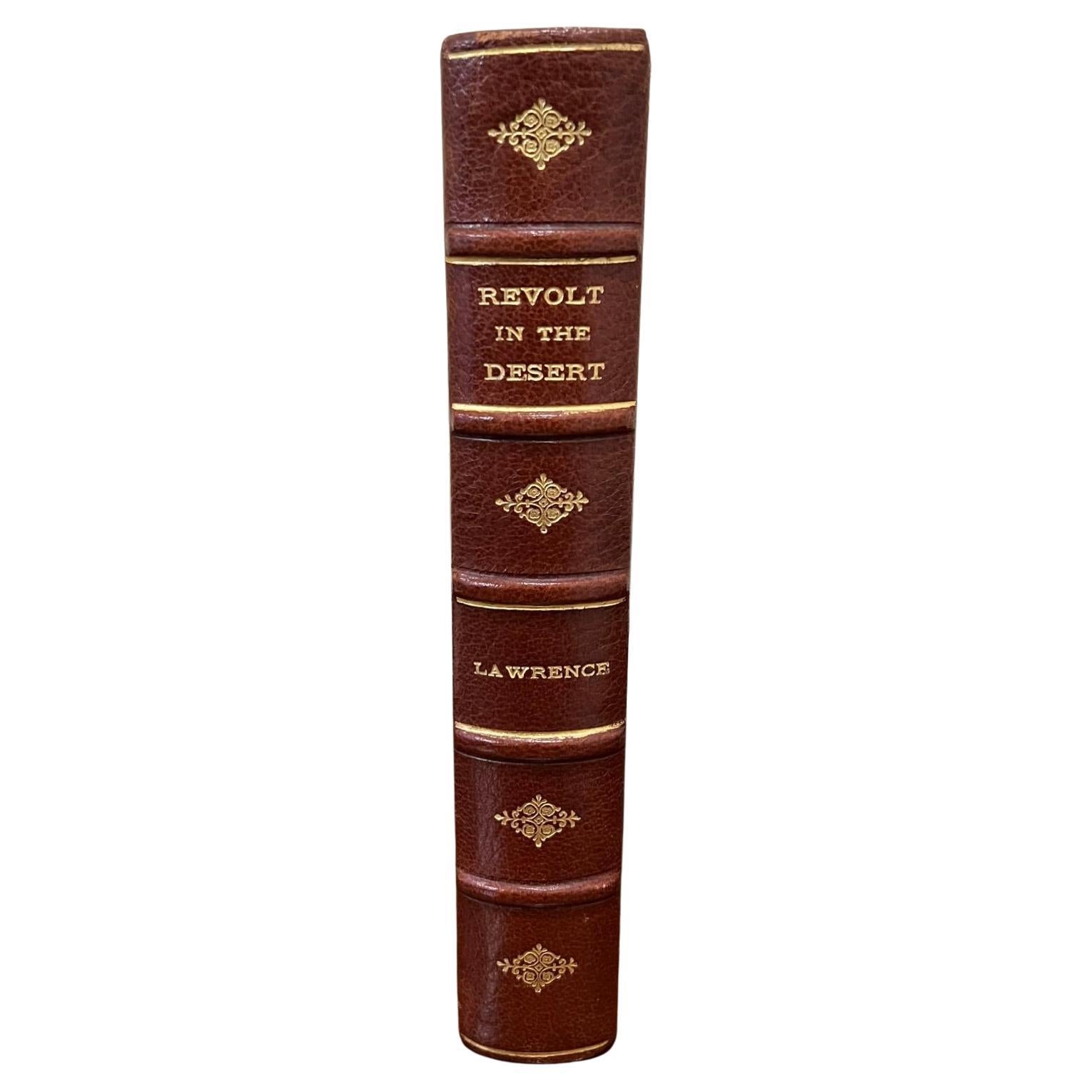 Révolte dans le désert
par T.E. Lawrence
Publié par Jonathan Cape, Thirty Bedford Square, Londres, 1927

Première édition reliée en 3/4 cuir marron, plats marbrés, dos doré à cinq nerfs avec décor gaufré.
Tous en très bon état. Beau volume, illustré.