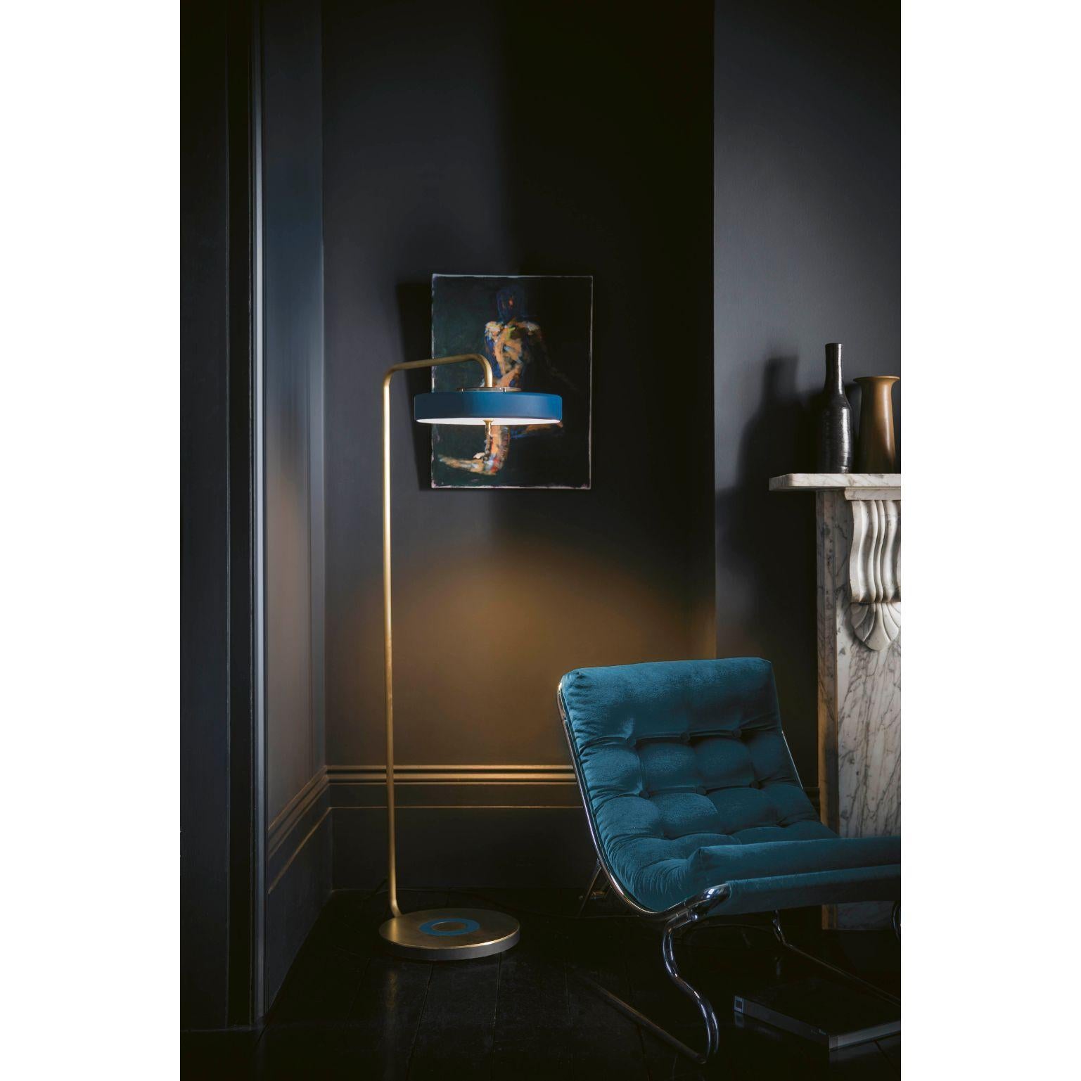 Moderne Lampadaire Revolve, laiton brossé, bleu de Bert Frank en vente