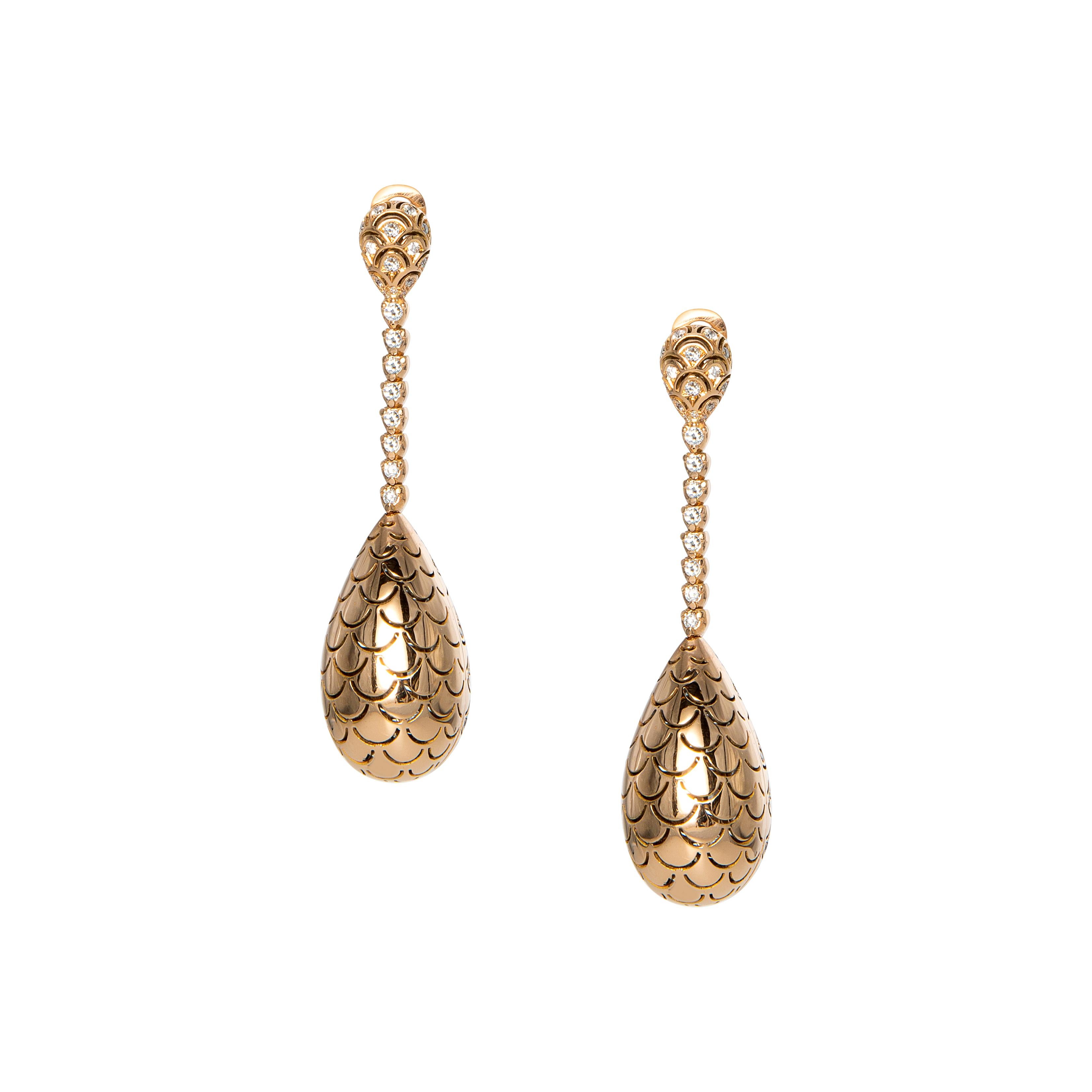 Boucles d'oreilles Revolve en or rose 18kt avec diamants, modèle Double Face.
Exceptionnelles boucles d'oreilles double face réversibles avec un mécanisme unique à ressort fait main pour porter le côté diamants ou le côté or. Les deux postes