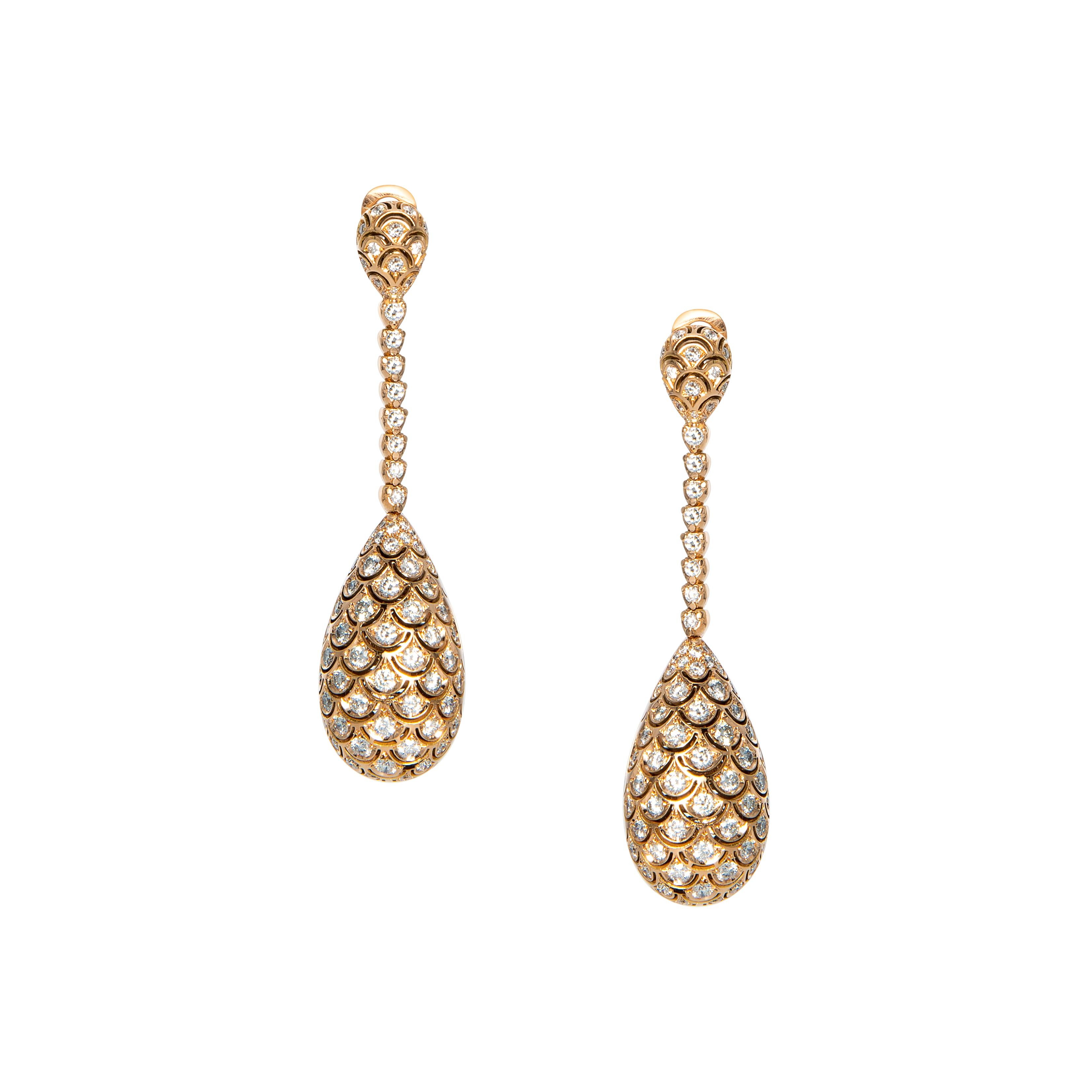 Contemporain Boucles d'oreilles tourbillonnantes en or rose avec diamants, modèle double face en vente