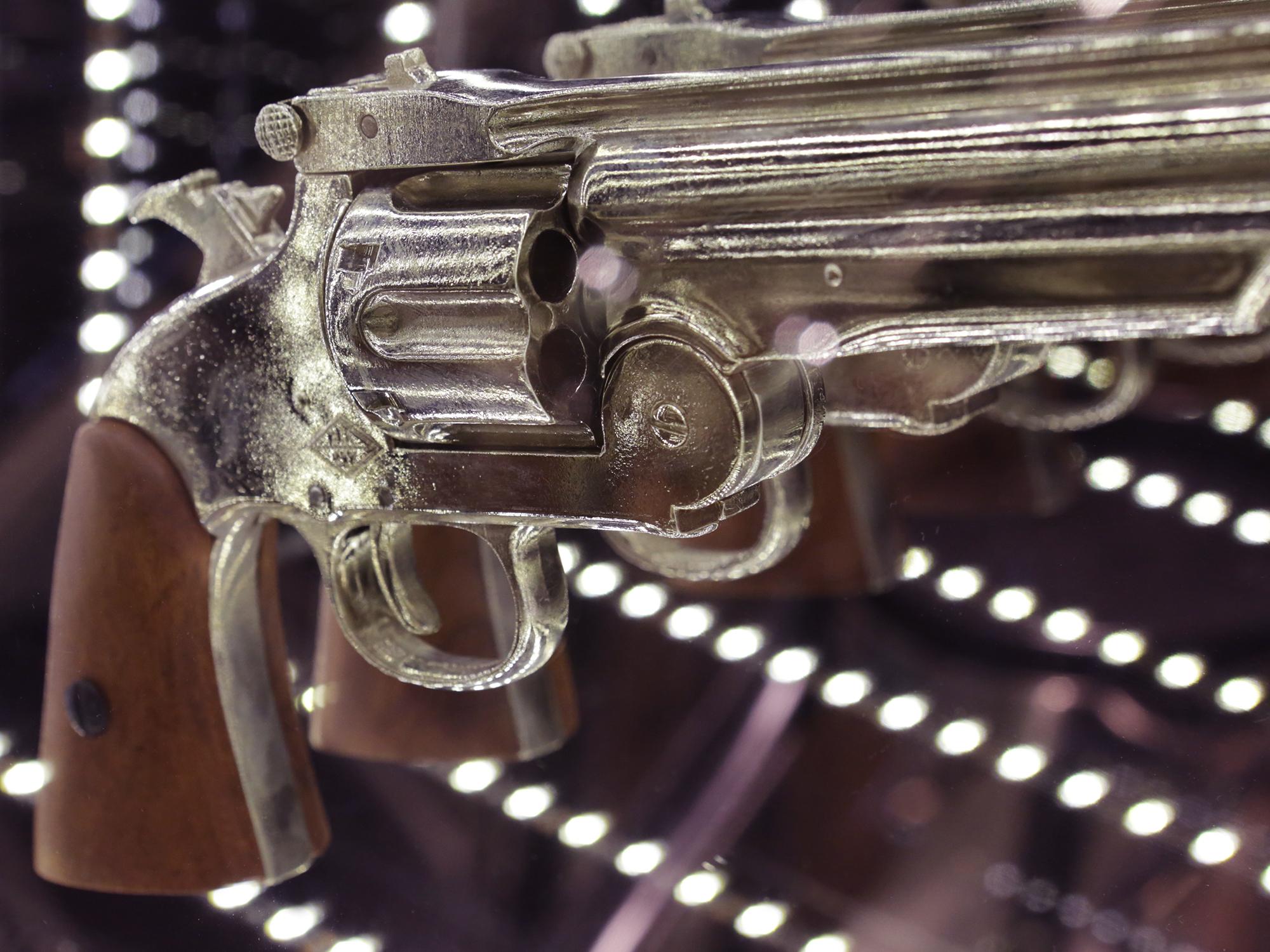 Revolver Doppelt gewundener Wandschmuckspiegel mit LED-Leuchten im Angebot 4
