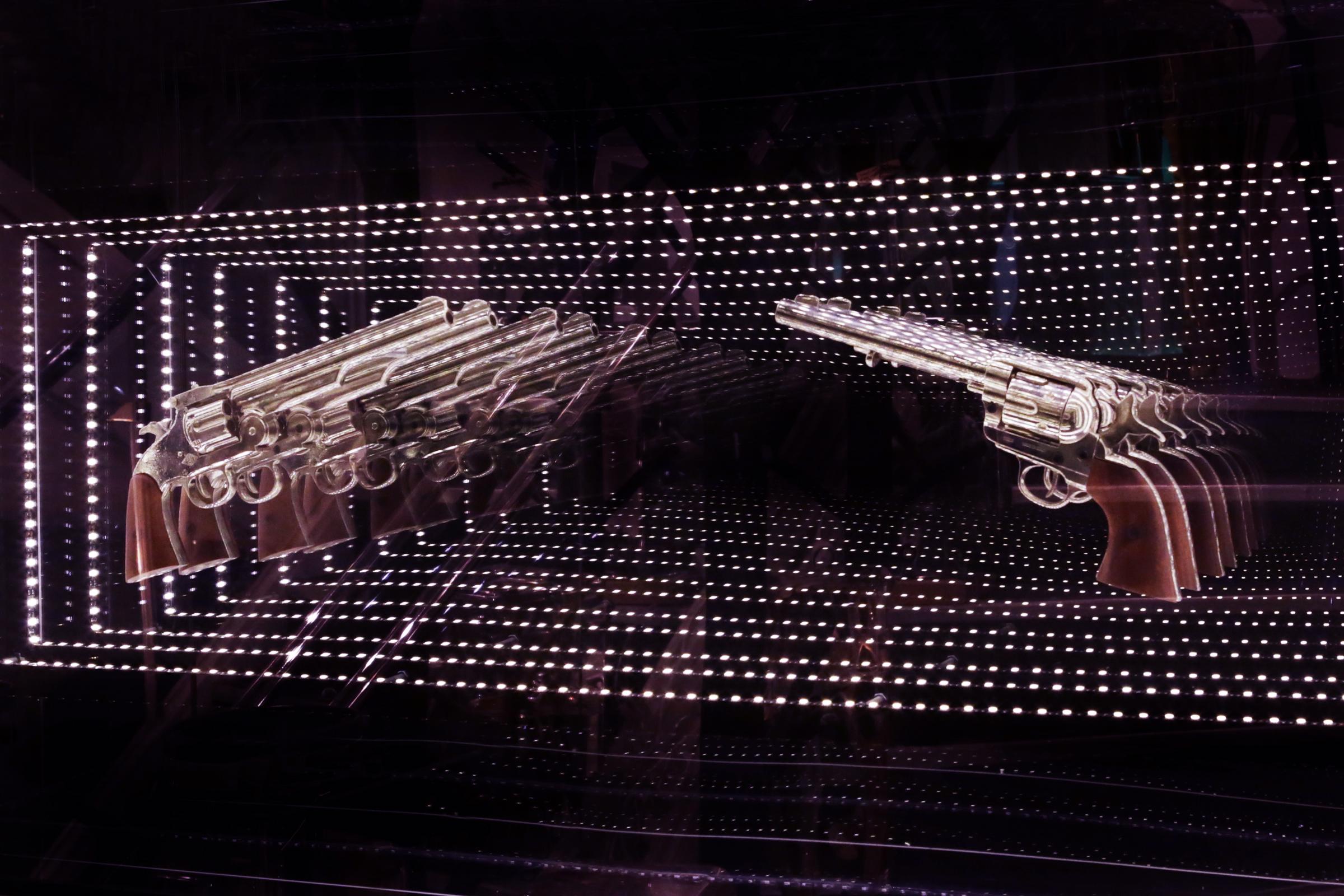 Wall decoration mirror revolver double infiny made with
mirrored led lights with glass and plexiglass creating
an infiny mirrored effect. With 2 real and exceptional
art revolver gun in steel. Exceptional piece made in
France in 2019 by Raphael