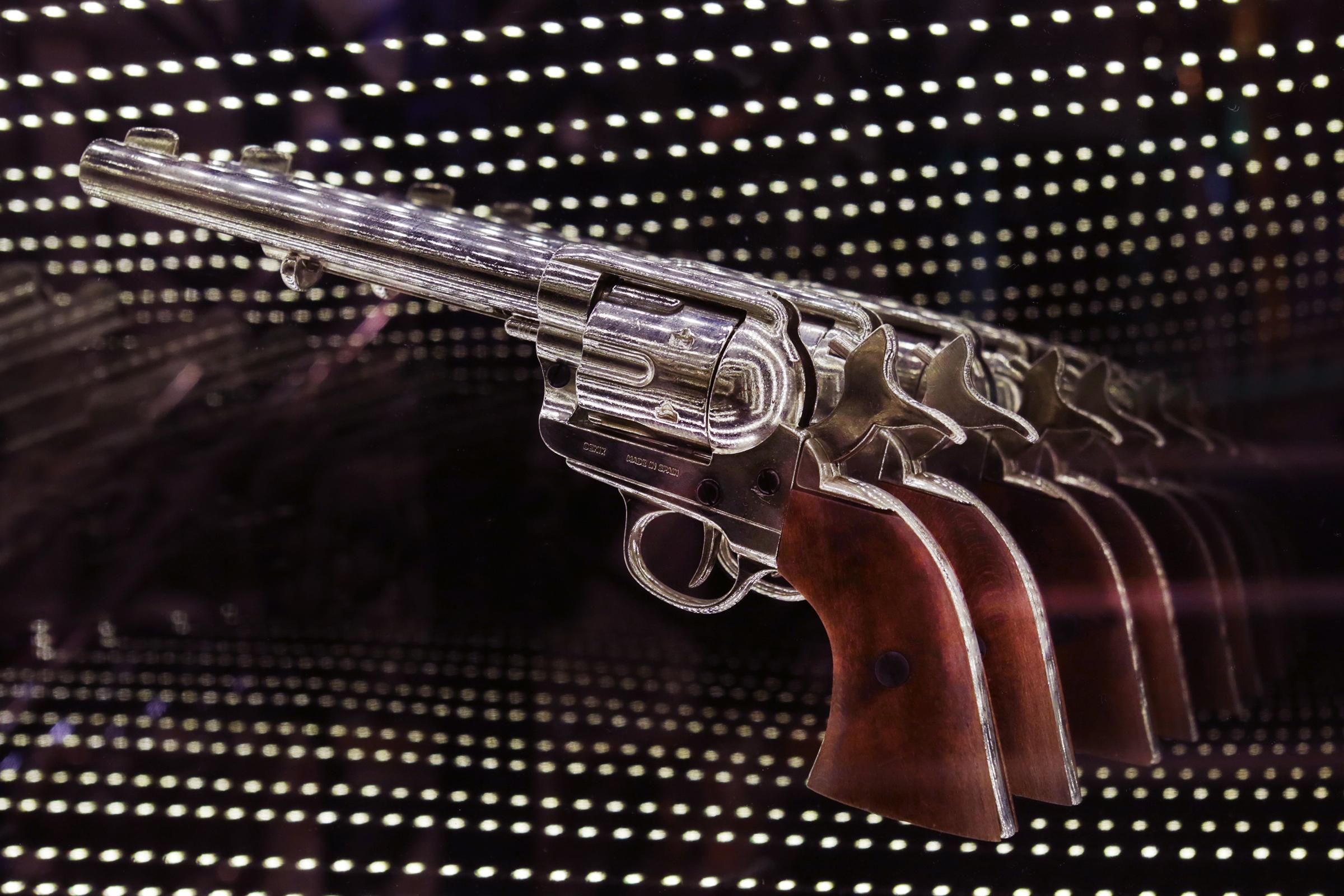 Revolver Doppelt gewundener Wandschmuckspiegel mit LED-Leuchten (Französisch) im Angebot