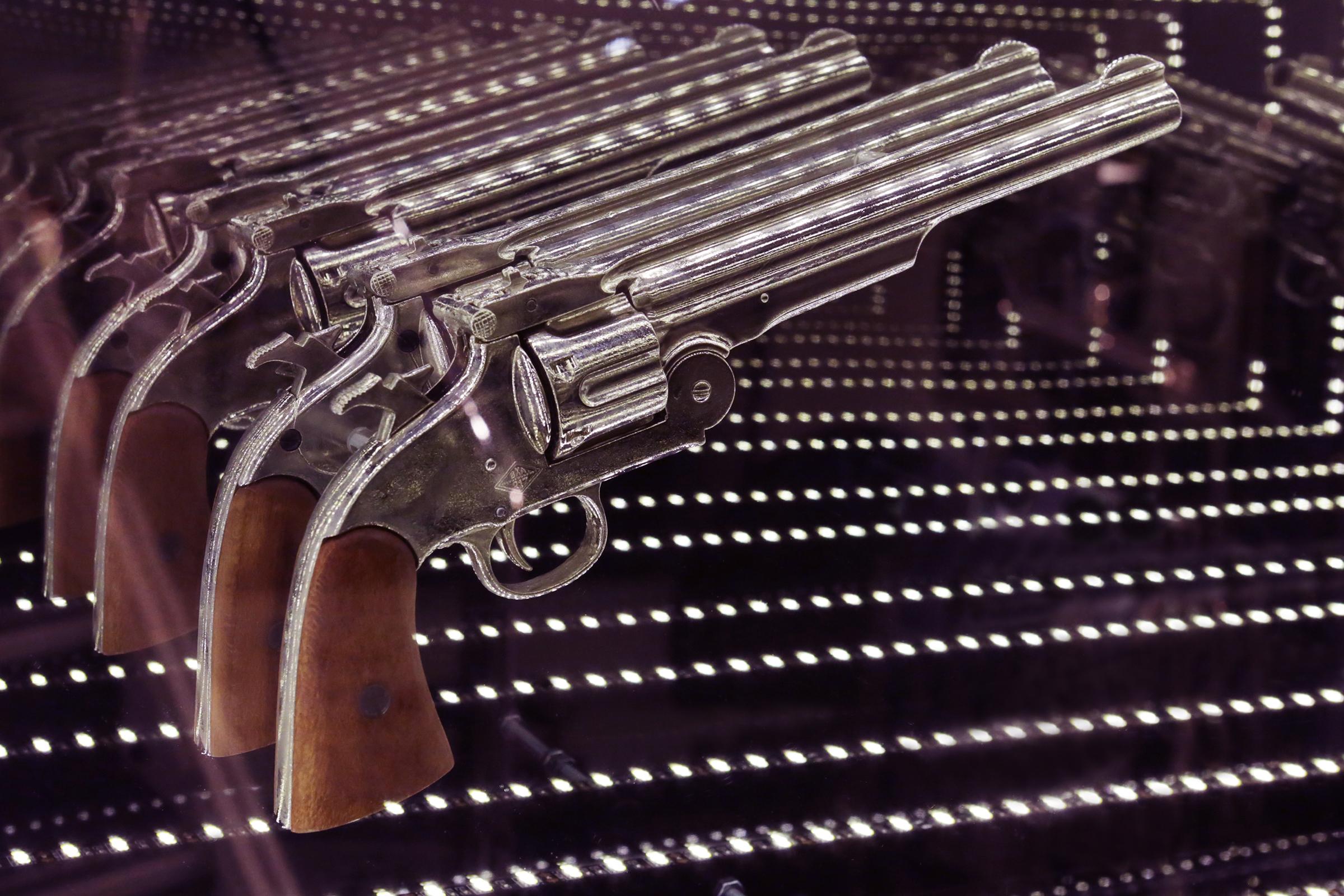 Revolver Doppelt gewundener Wandschmuckspiegel mit LED-Leuchten (Handgefertigt) im Angebot