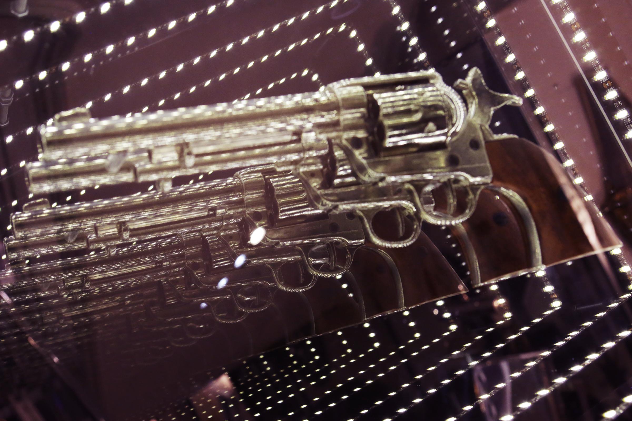 Revolver Doppelt gewundener Wandschmuckspiegel mit LED-Leuchten im Zustand „Neu“ im Angebot in Paris, FR