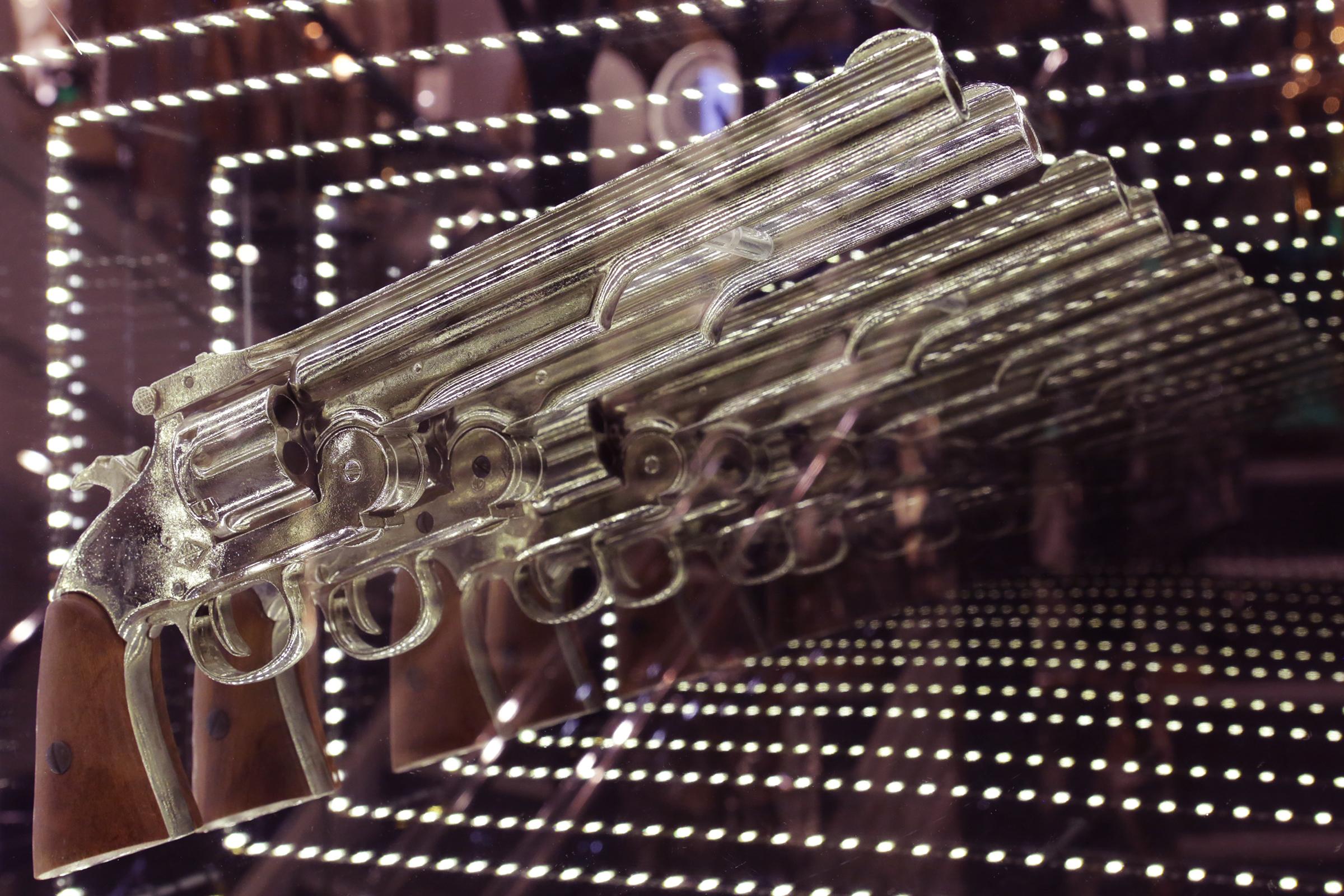 Revolver Doppelt gewundener Wandschmuckspiegel mit LED-Leuchten (21. Jahrhundert und zeitgenössisch) im Angebot