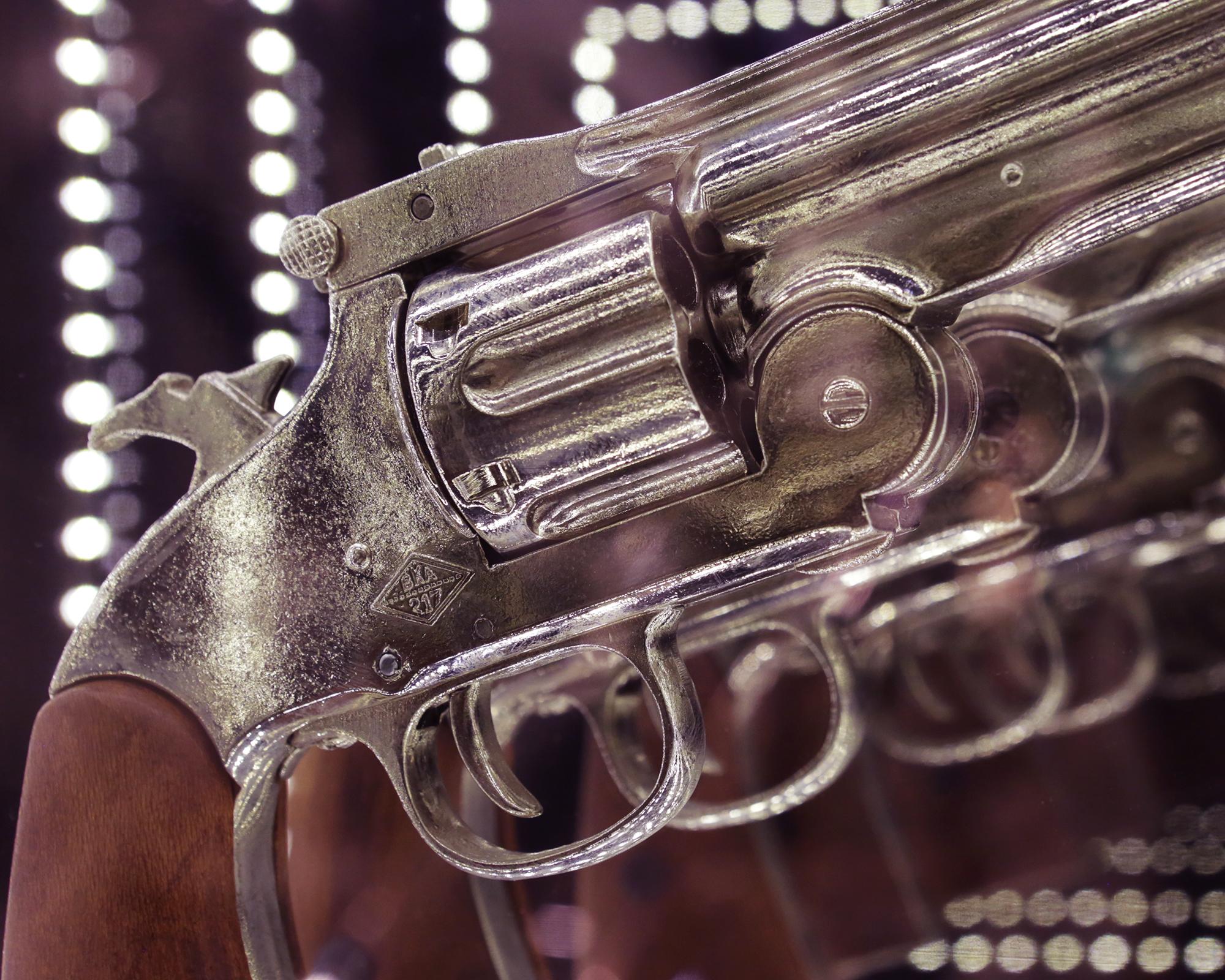 Revolver Doppelt gewundener Wandschmuckspiegel mit LED-Leuchten (Stahl) im Angebot