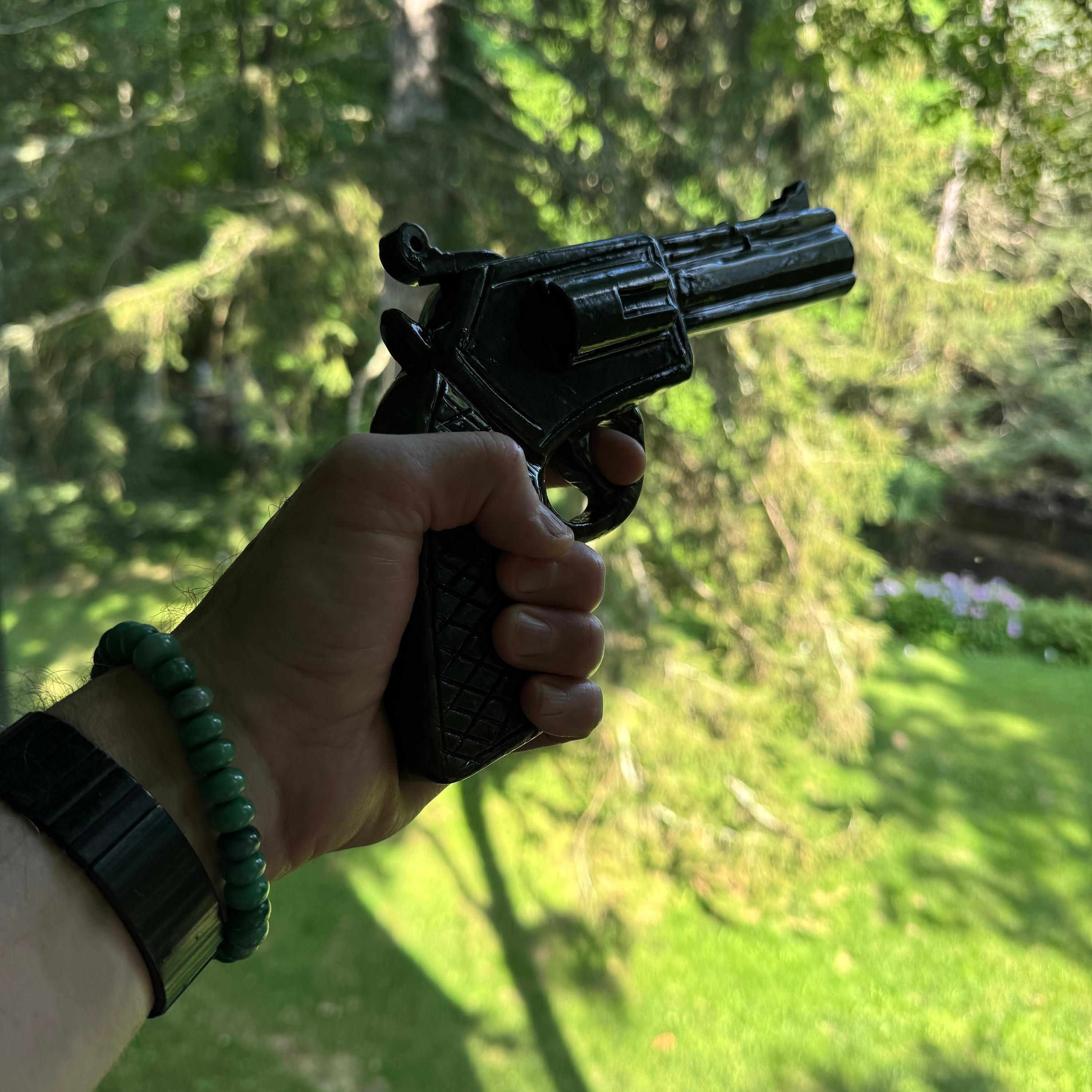 Revolver sculpté à la main en jade néphrite grandeur nature .357 Magnum en vente 3