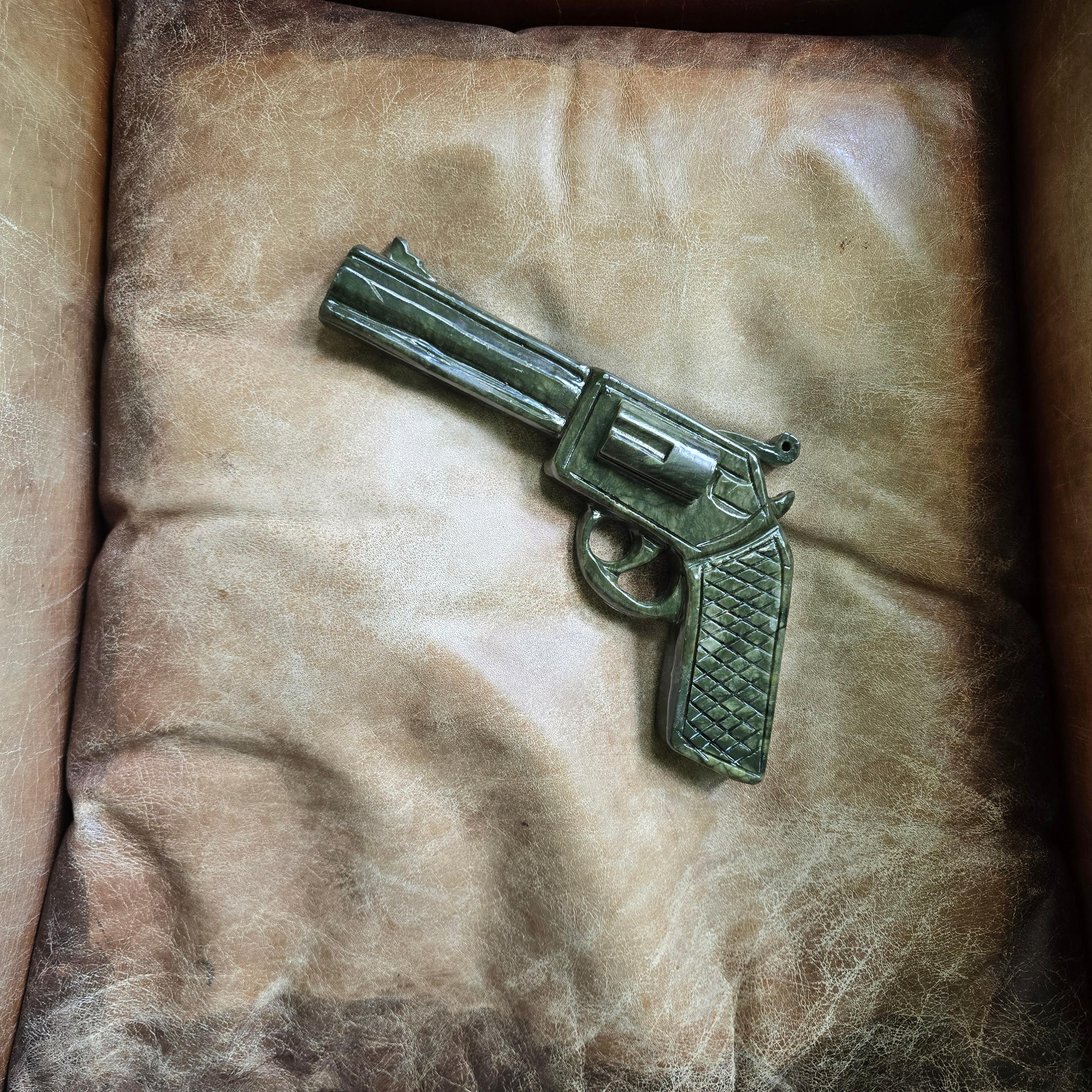 Revolver sculpté à la main en jade néphrite grandeur nature .357 Magnum en vente 4