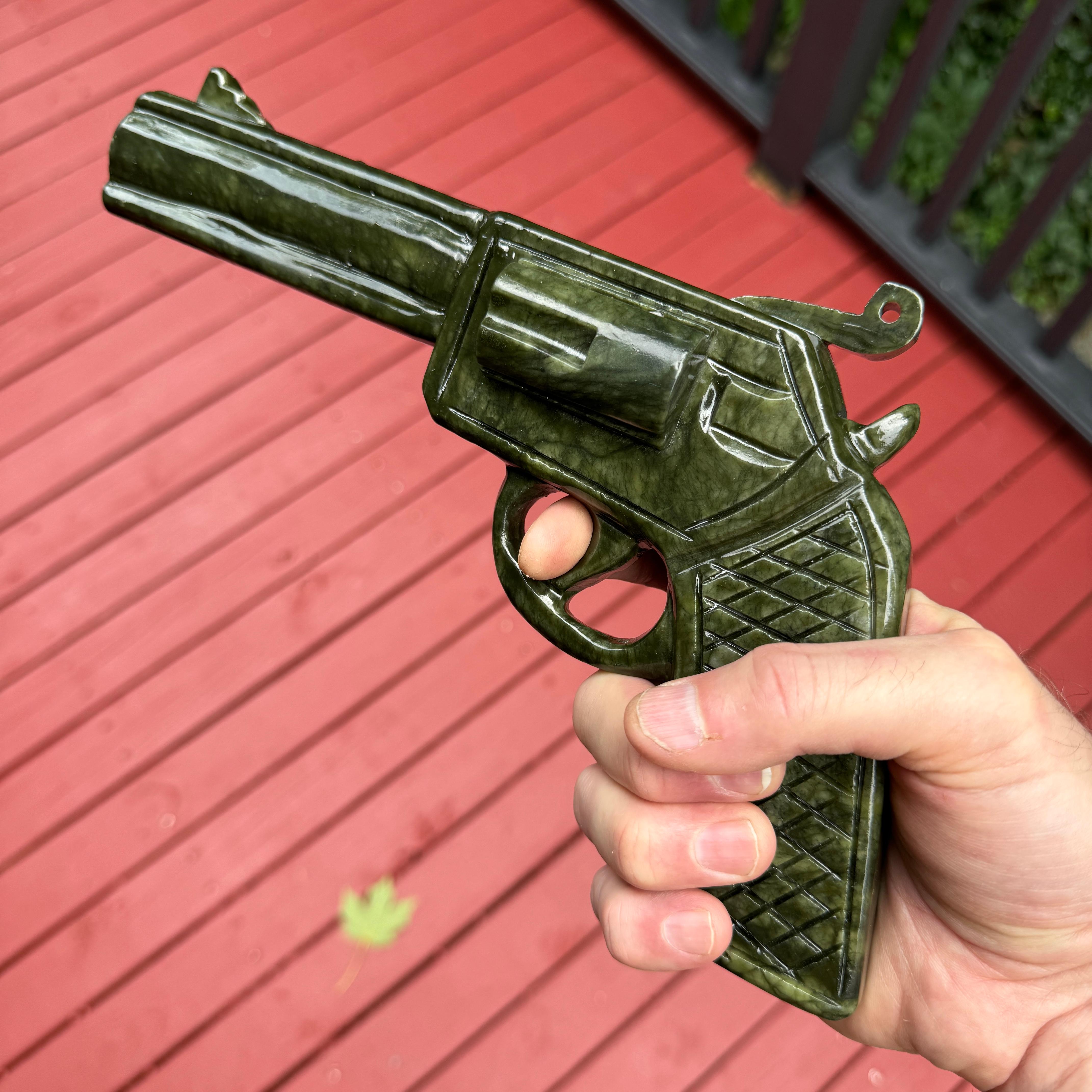 Un revolver .357 Magnum grandeur nature sculpté entièrement à la main dans un morceau de jade néphrite naturel. Je suis un collectionneur de jade de la deuxième génération et il n'est donc pas fréquent que je tombe sur quelque chose