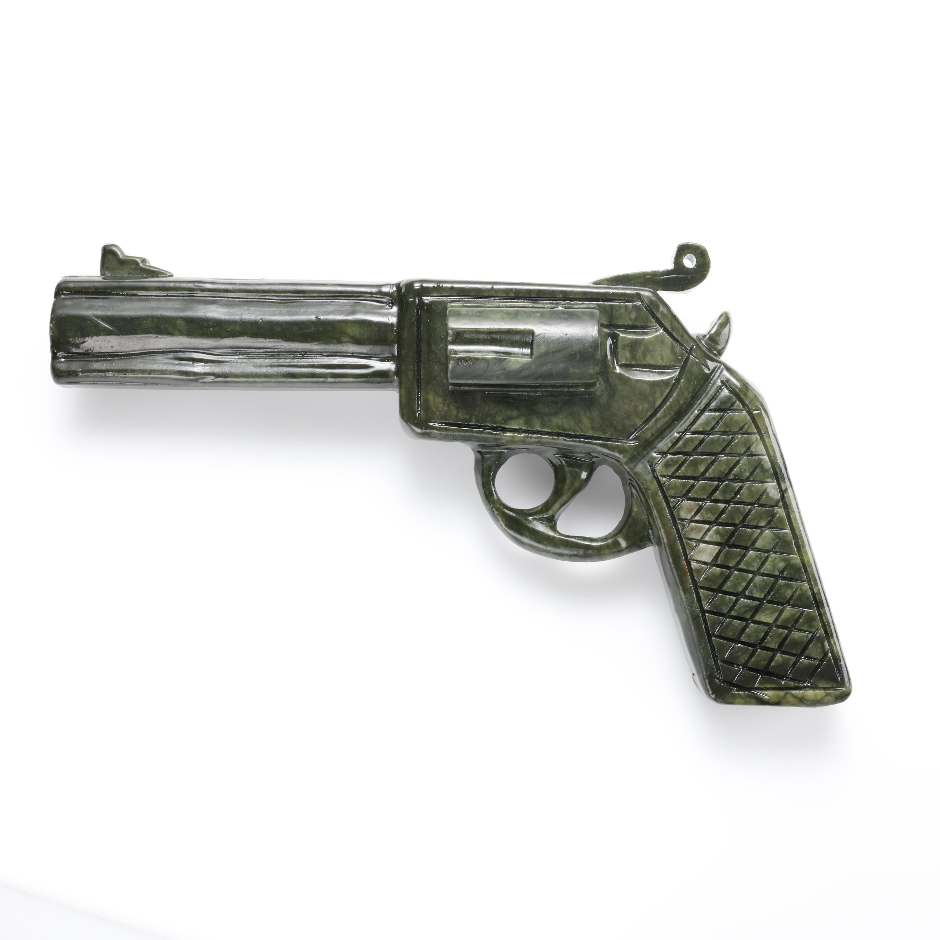 Américain Revolver sculpté à la main en jade néphrite grandeur nature .357 Magnum en vente