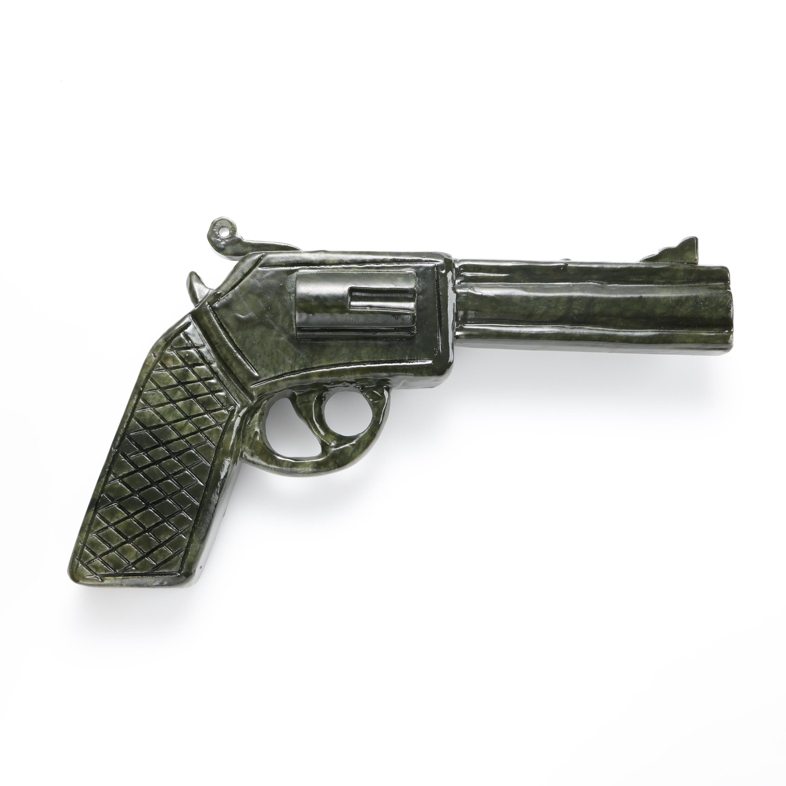 Sculpté Revolver sculpté à la main en jade néphrite grandeur nature .357 Magnum en vente