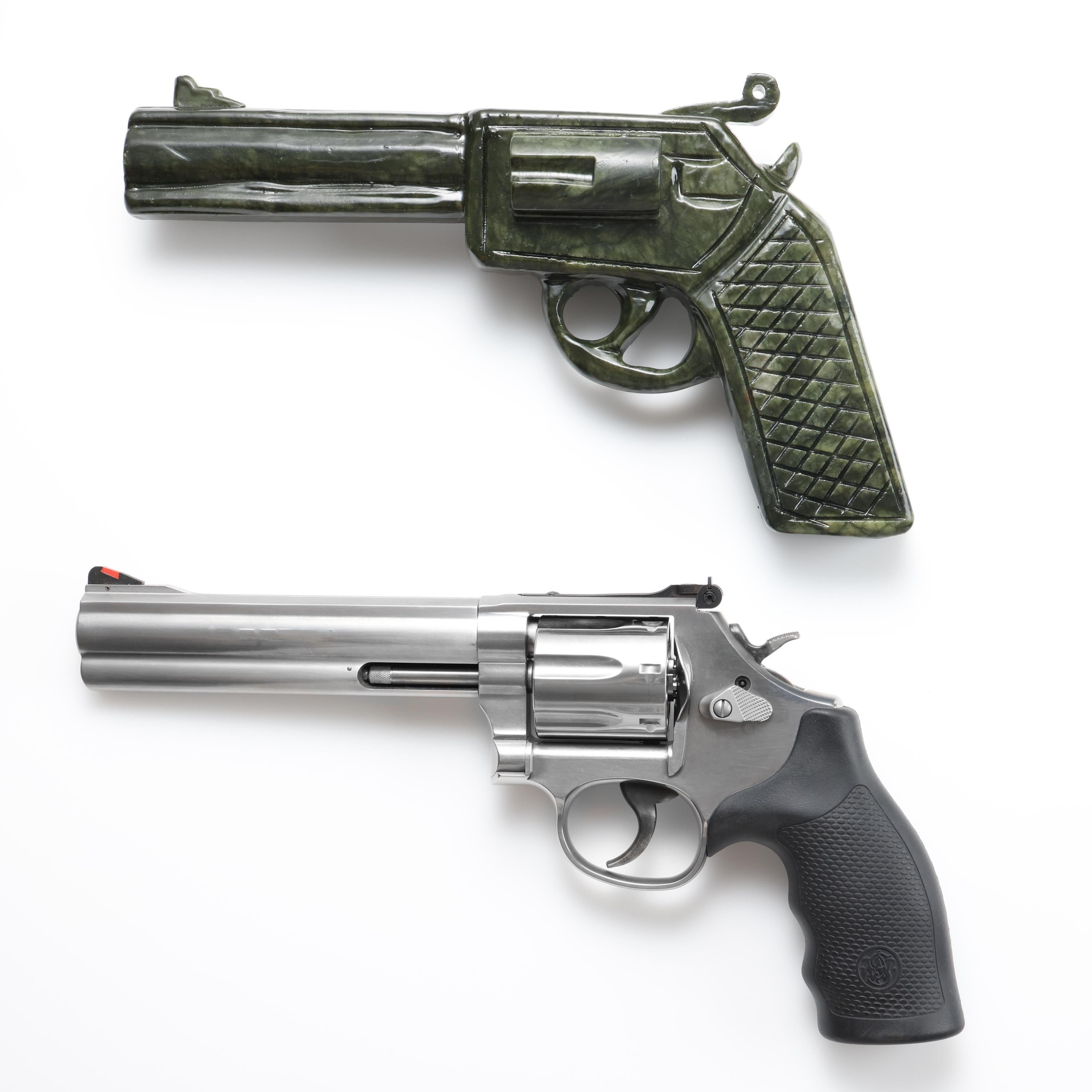 Revolver sculpté à la main en jade néphrite grandeur nature .357 Magnum Neuf - En vente à Southbury, CT