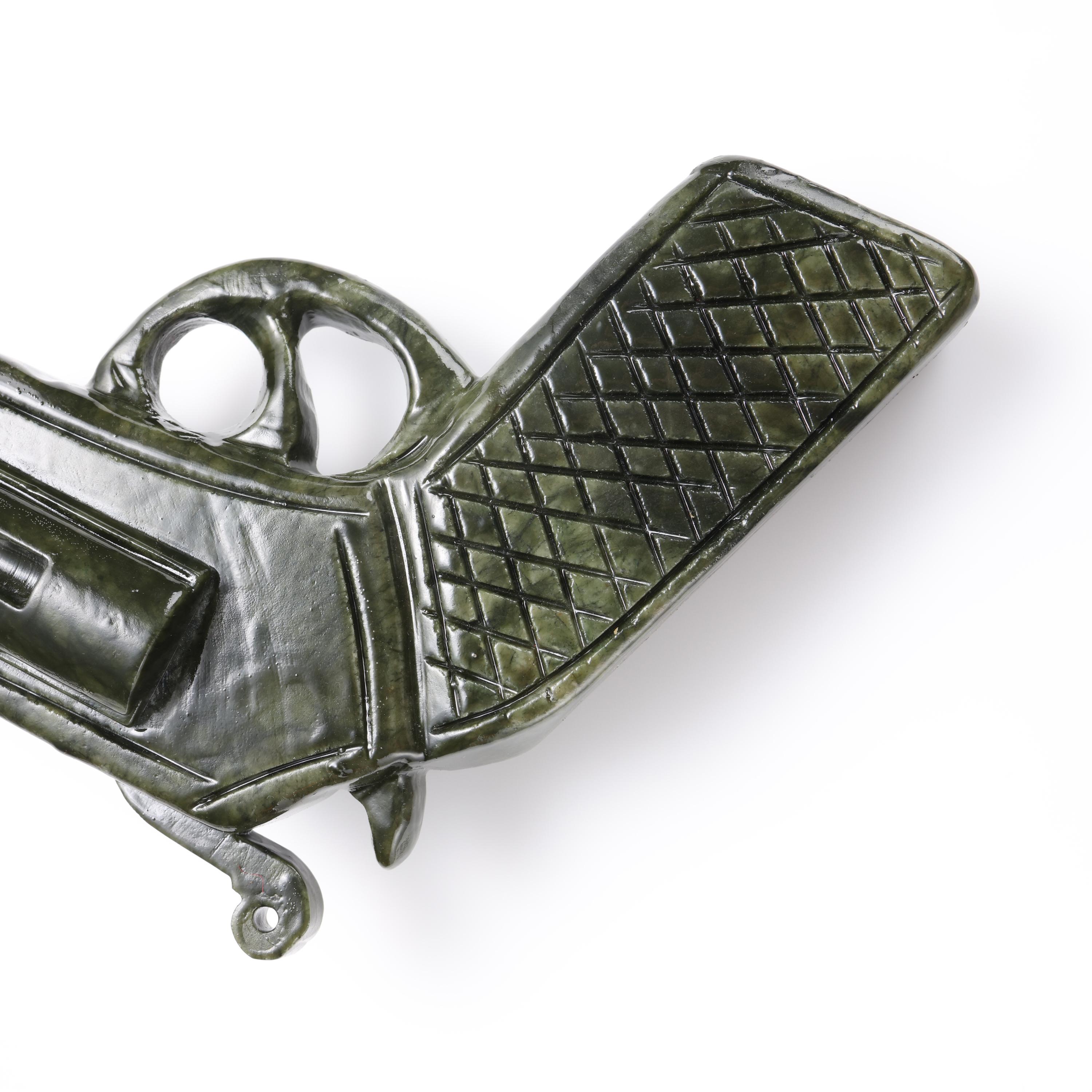 XXIe siècle et contemporain Revolver sculpté à la main en jade néphrite grandeur nature .357 Magnum en vente