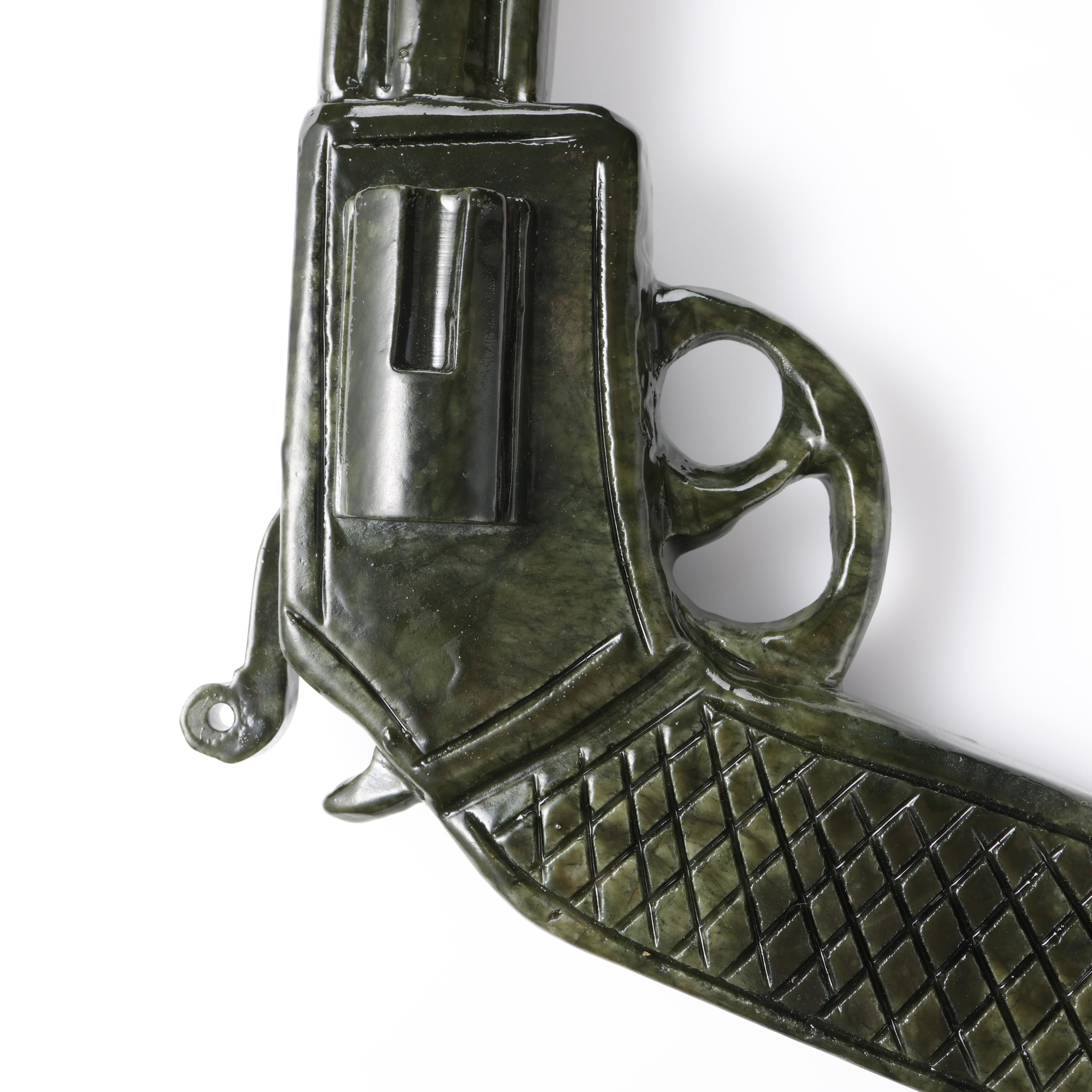 Jade Revolver sculpté à la main en jade néphrite grandeur nature .357 Magnum en vente