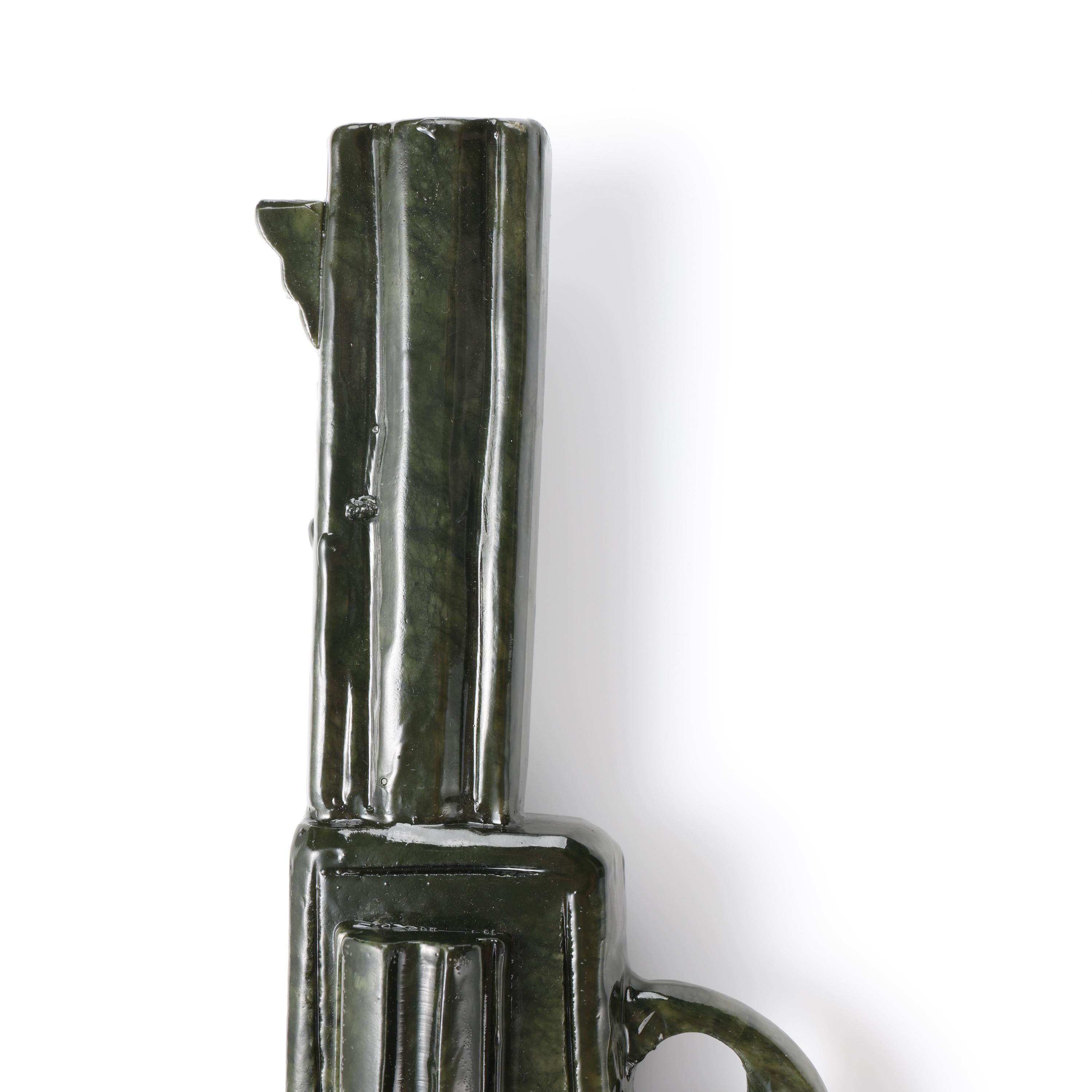 Revolver sculpté à la main en jade néphrite grandeur nature .357 Magnum en vente 1